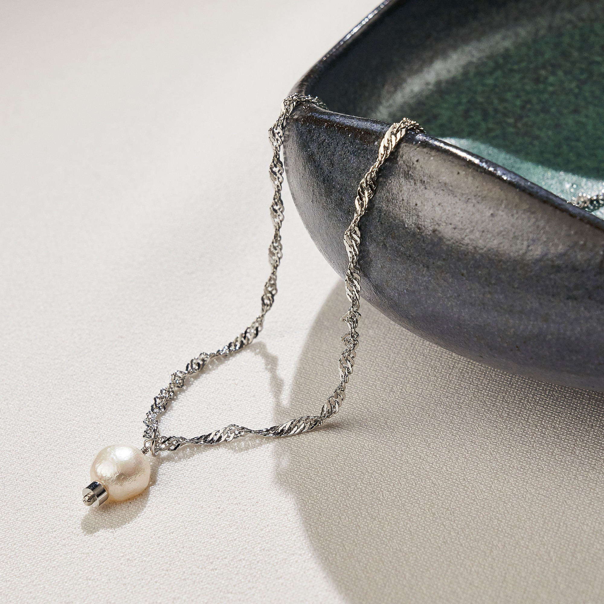 Colar Tassia Banho Ródio Branco