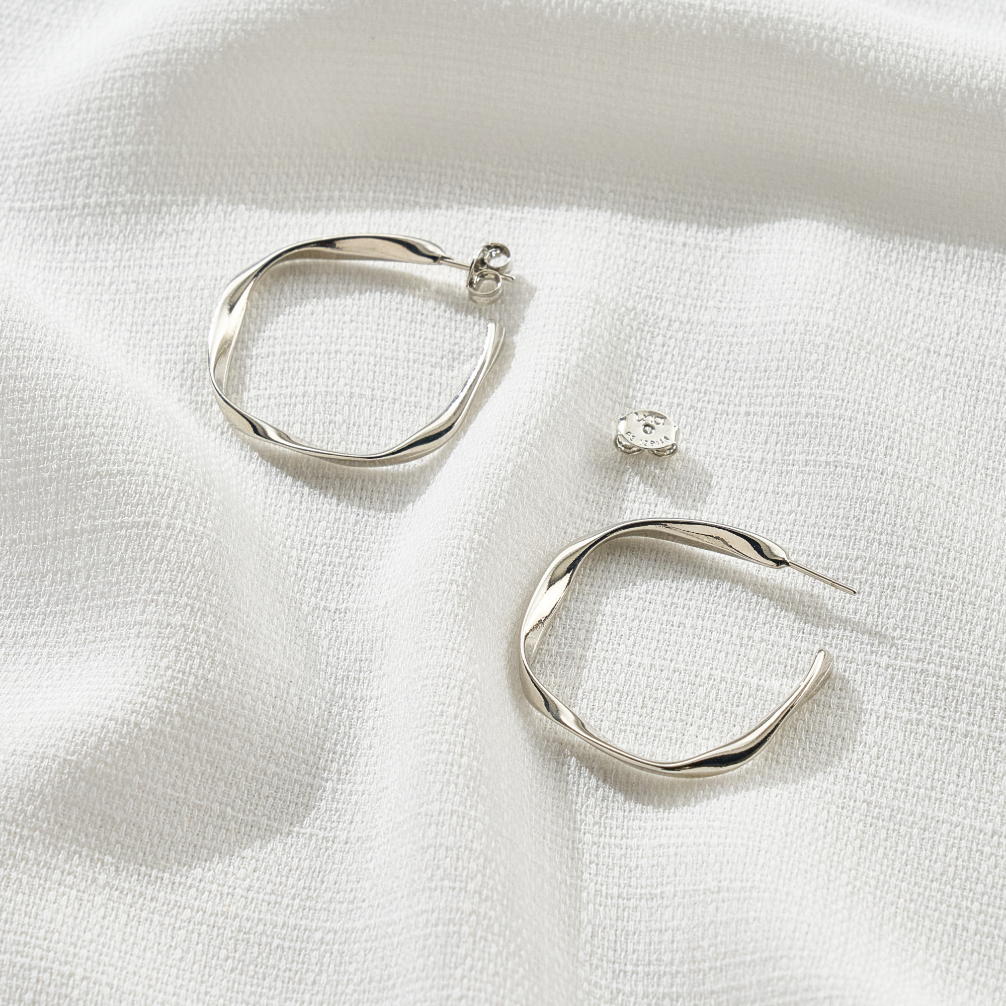 Brinco Zoey Banho Ródio Branco