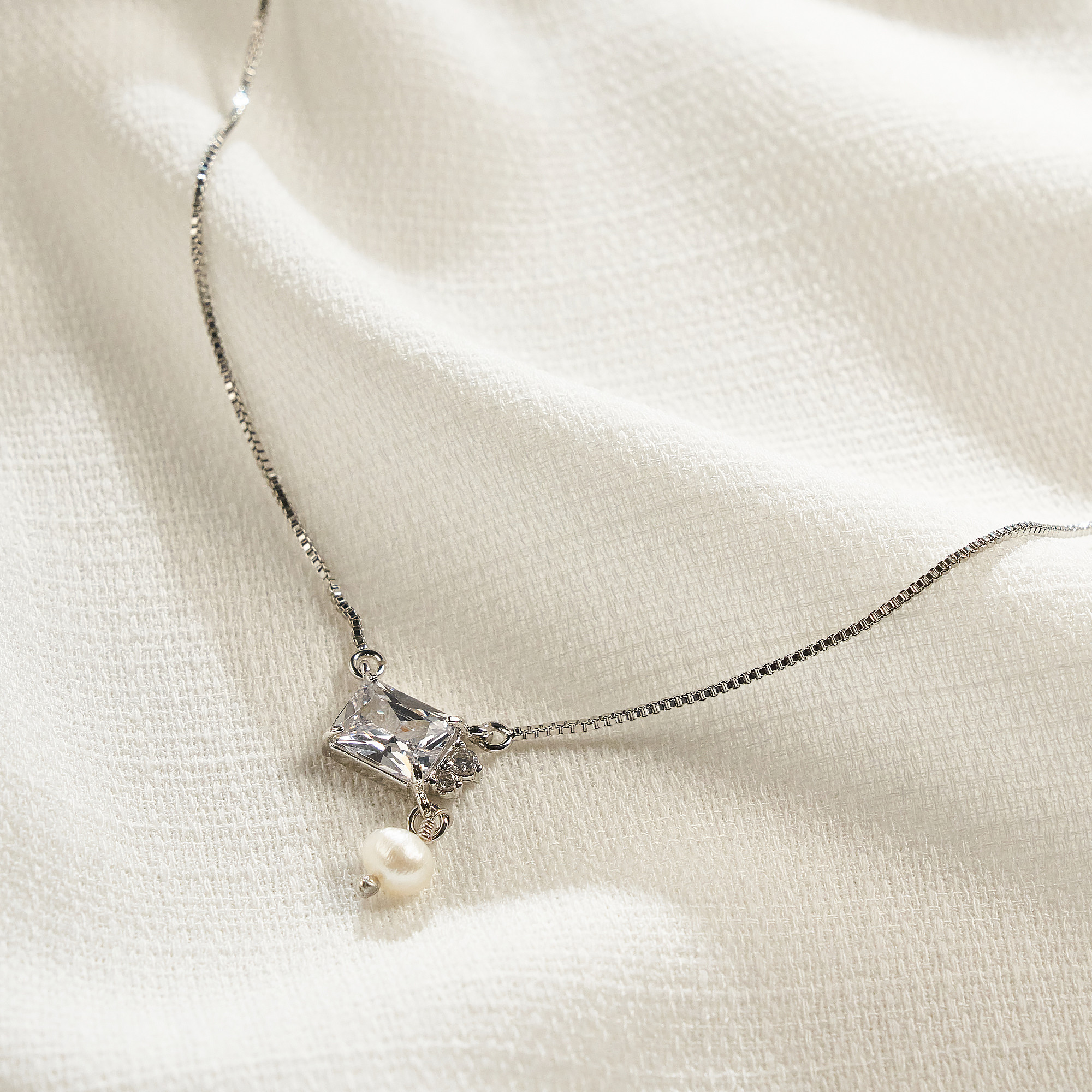 Colar Cassia Banho Ródio Branco