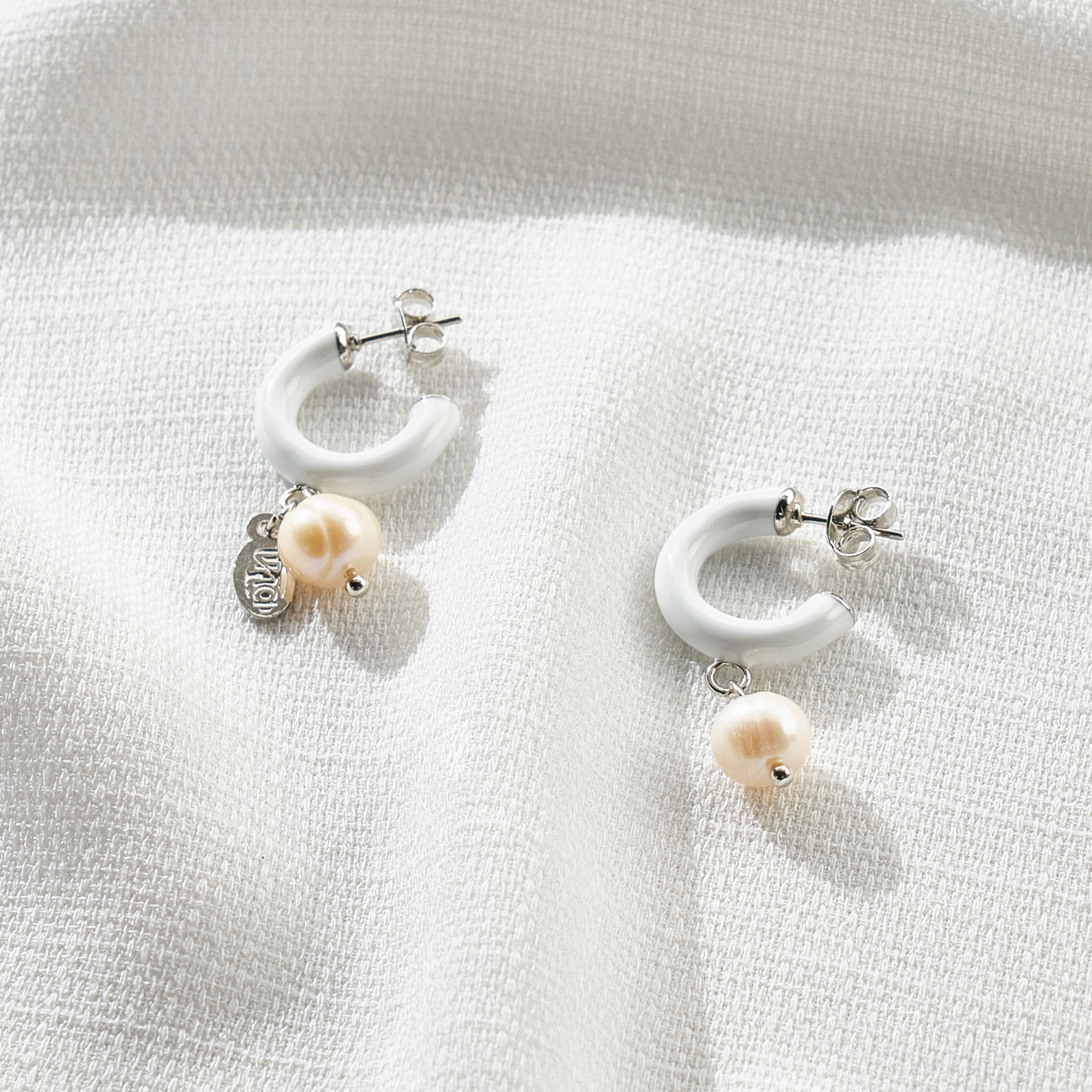 Brinco Camélia Banho Ródio Branco