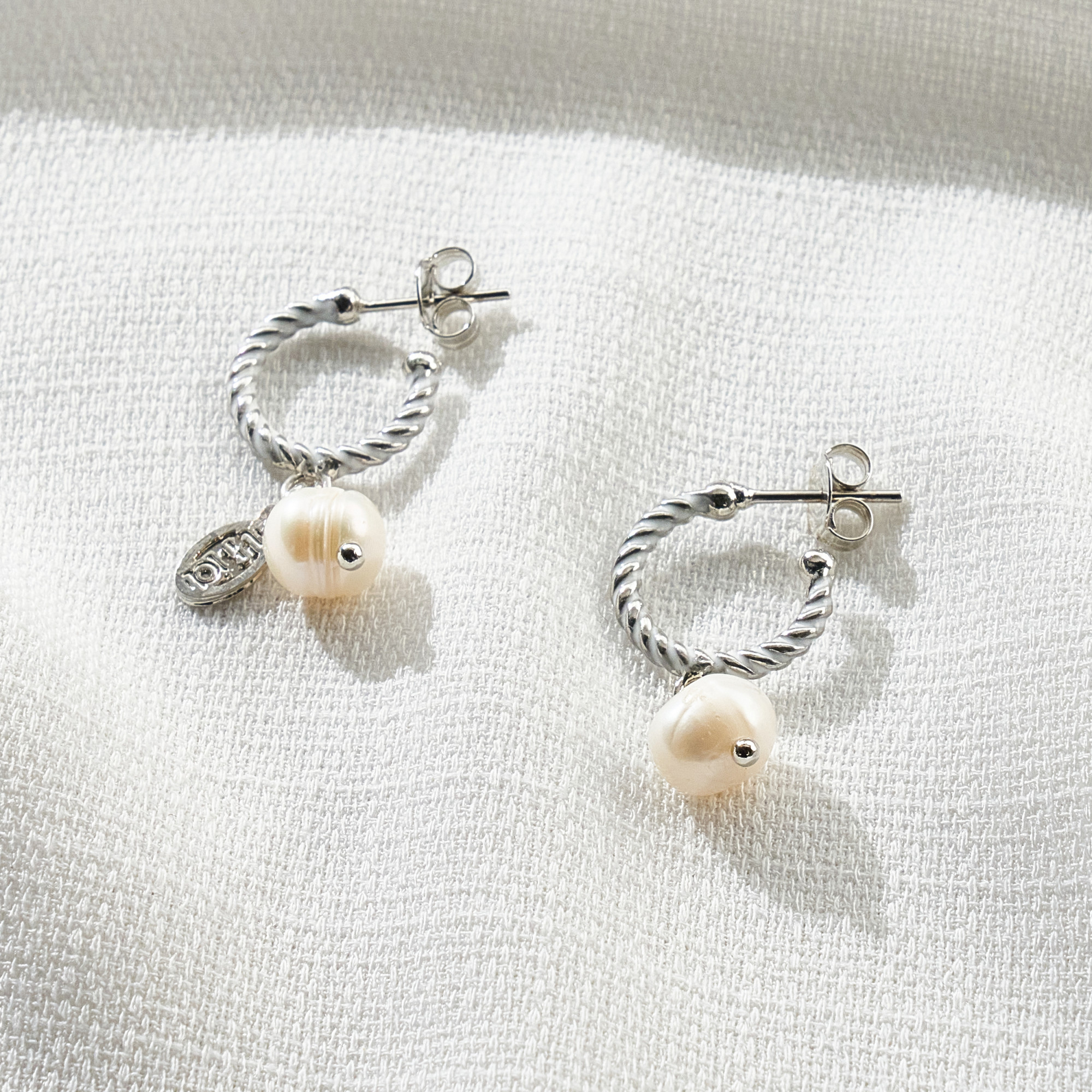 Brinco Fabrícia Banho Ródio Branco 