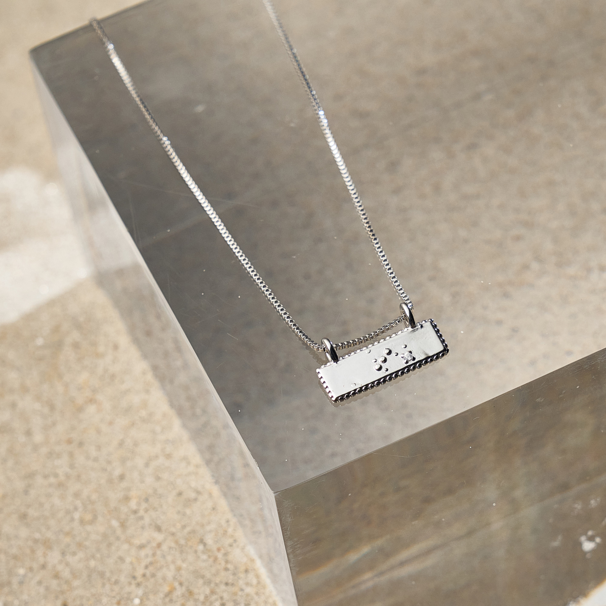 Colar Gibson Banho Ródio Branco