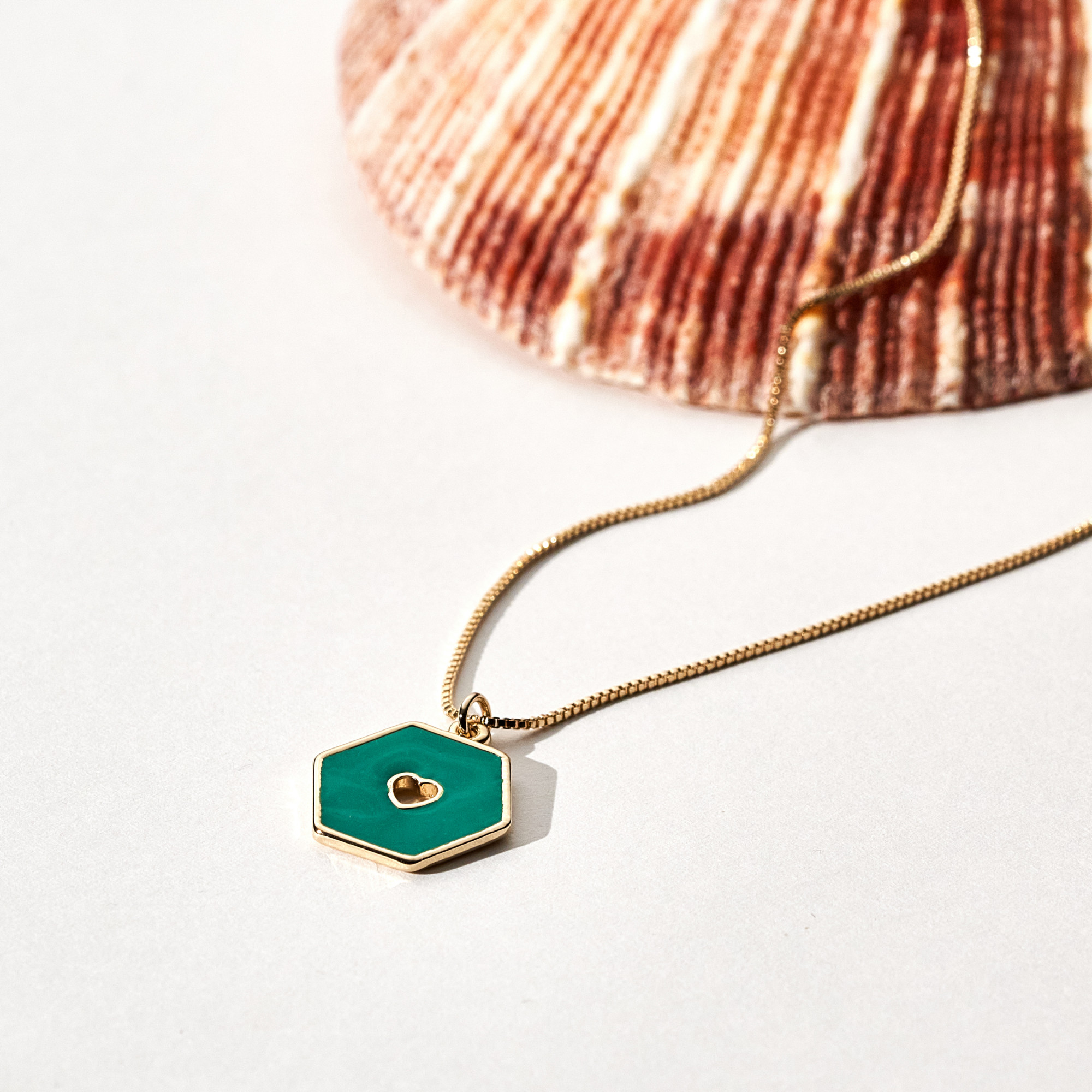 Colar Kiran Resina Verde Banho Ouro 18k