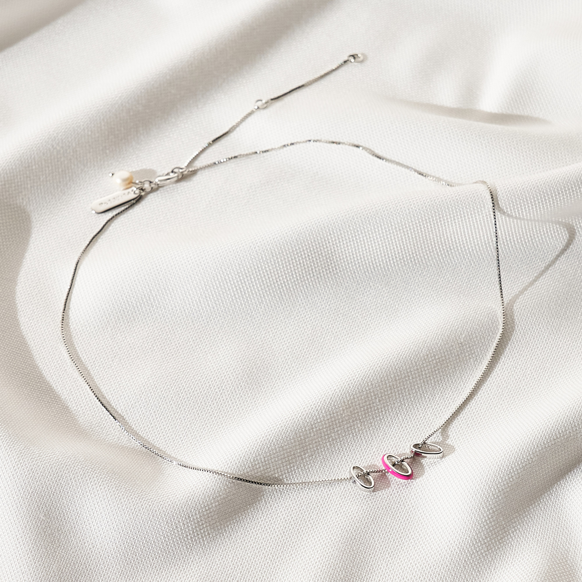 Colar Abby Resina Pink Banho Ródio Branco