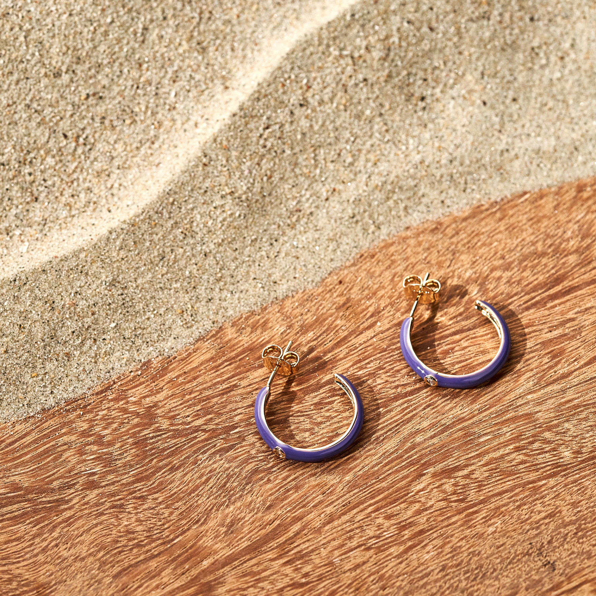 Brinco Ada Resina Violeta Banho Ouro 18k