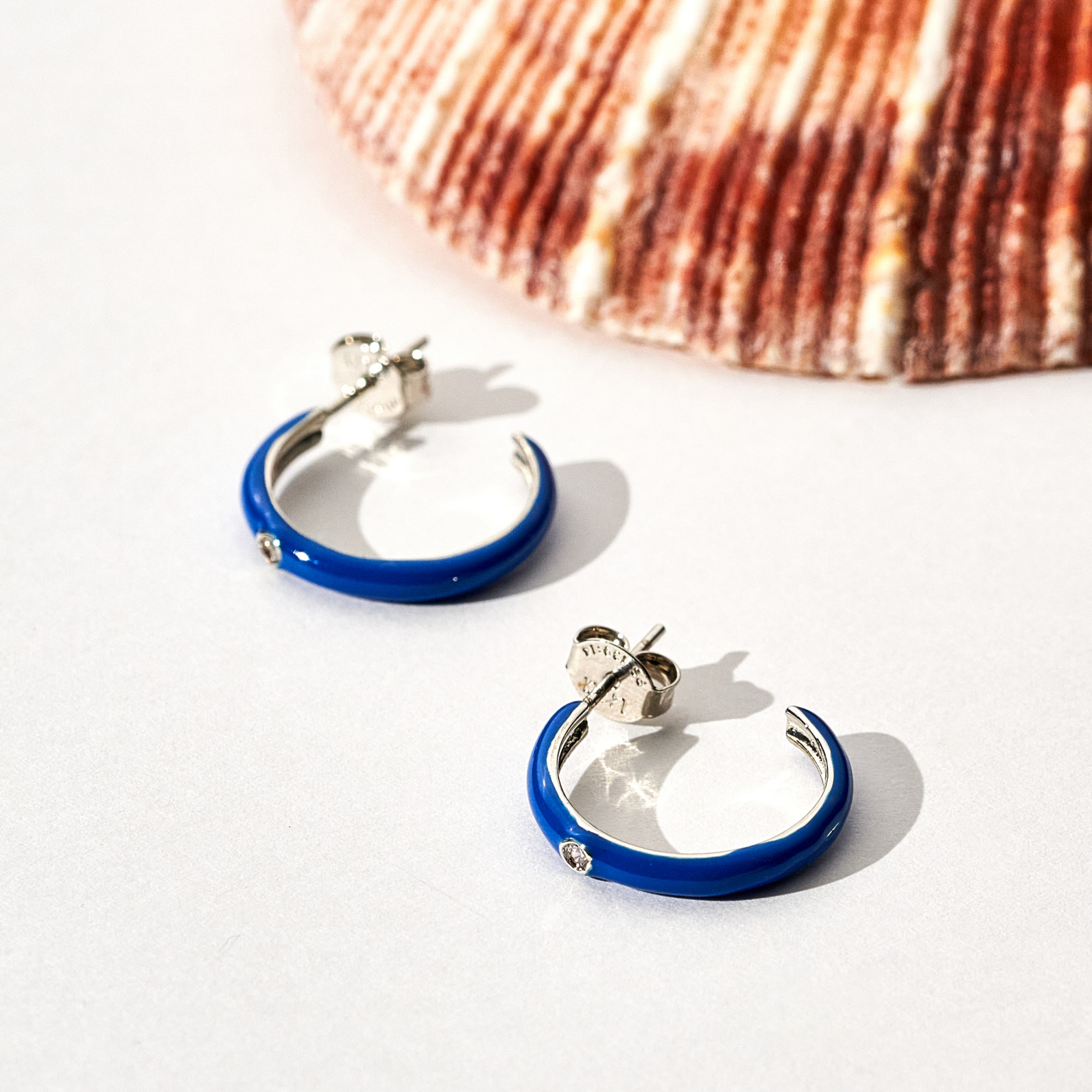 Brinco Ada Resina Azul Banho Ródio Branco