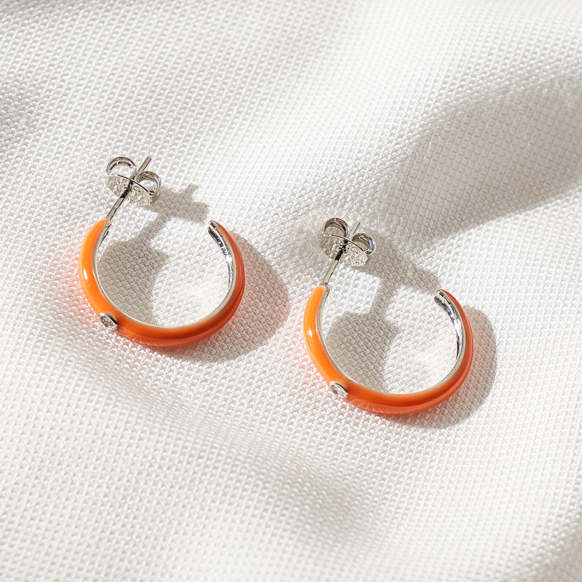 Brinco Ada Resina Laranja Banho Ródio Branco