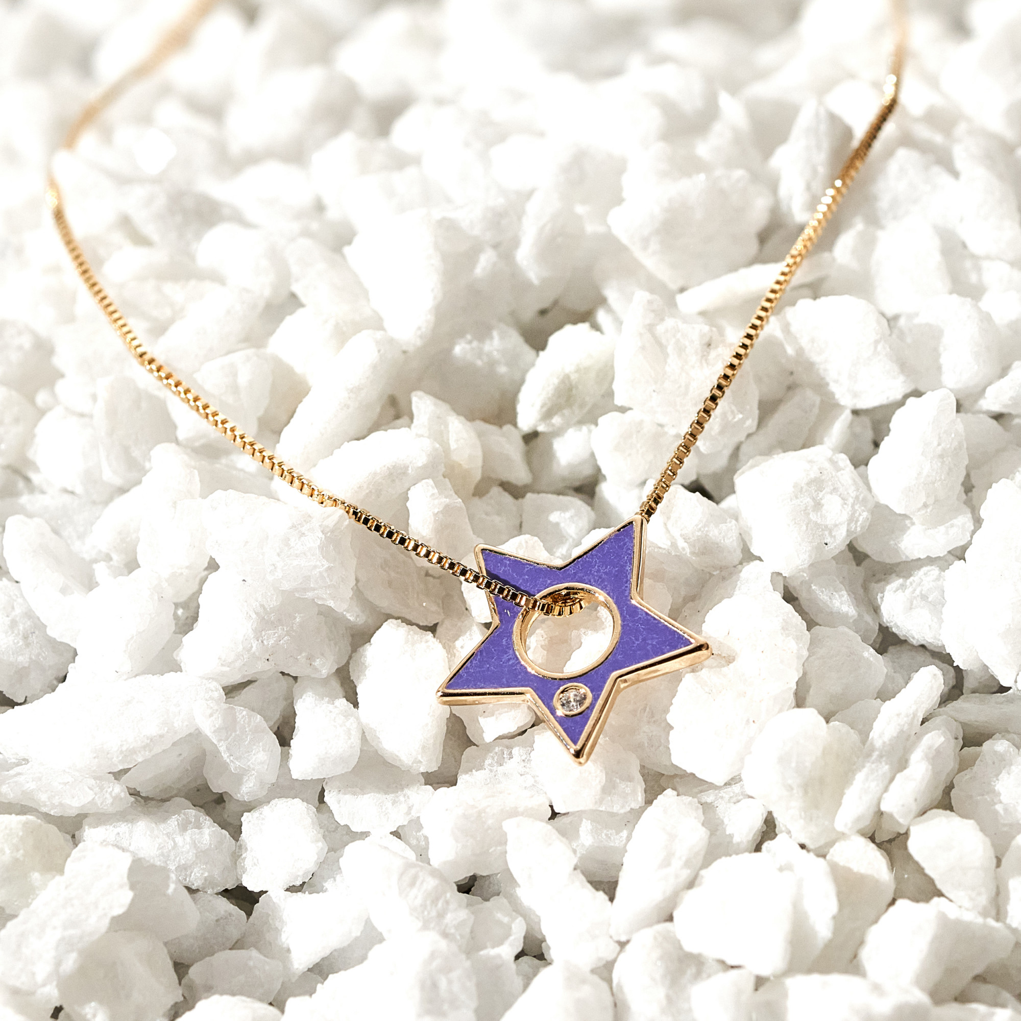 Colar Berta Resina Violeta Banho Ouro 18k