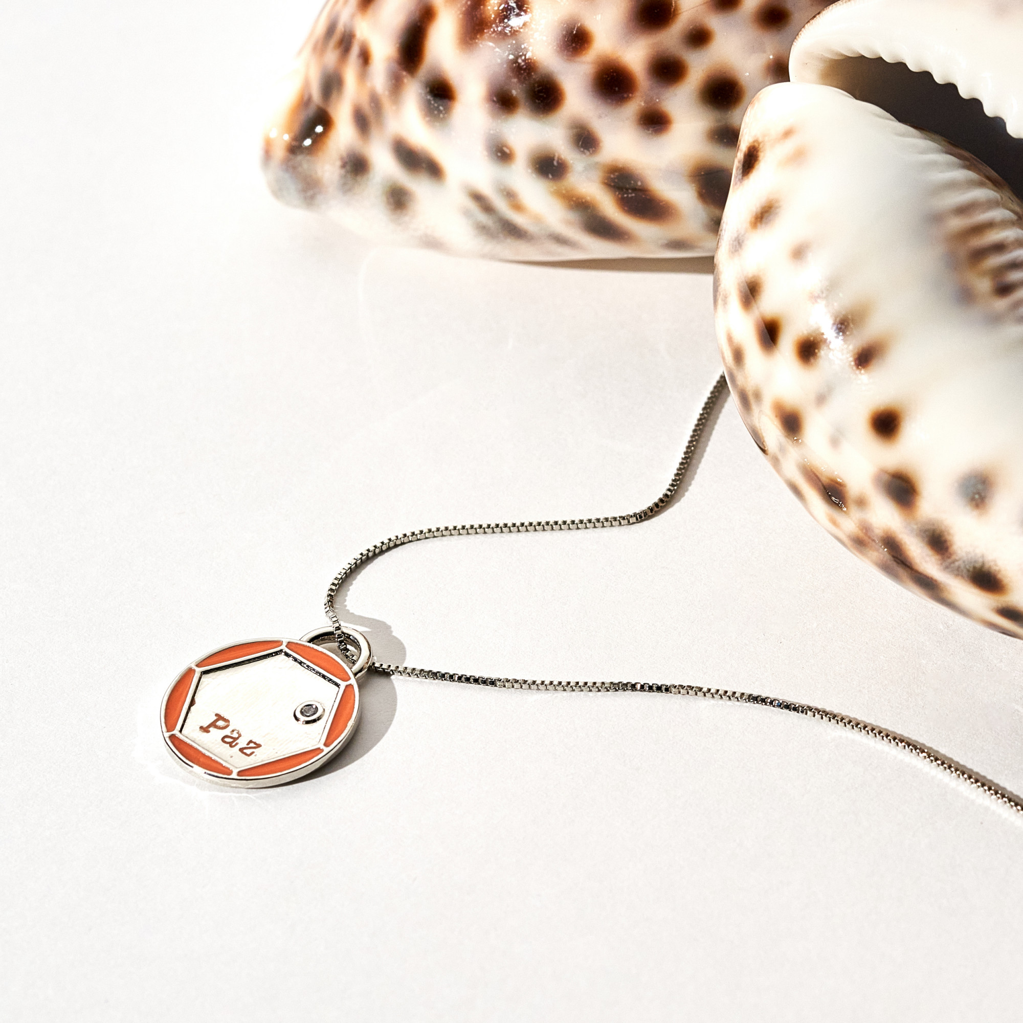 Colar Elise Resina Laranja Banho Ródio Branco