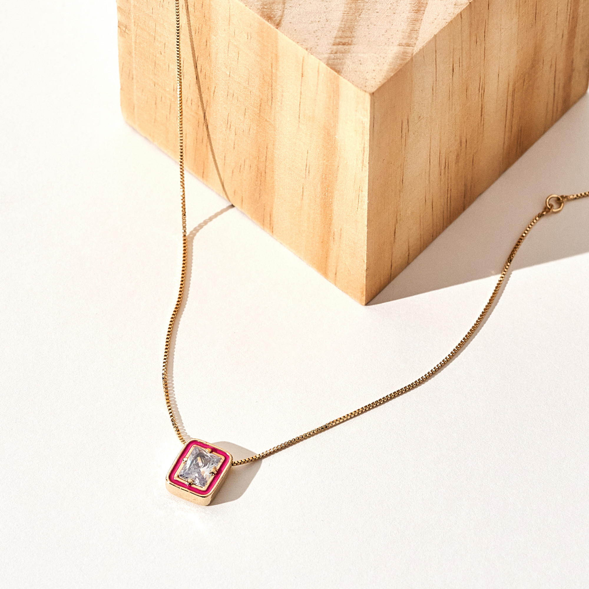 Colar May Resina Pink Banho Ouro 18k