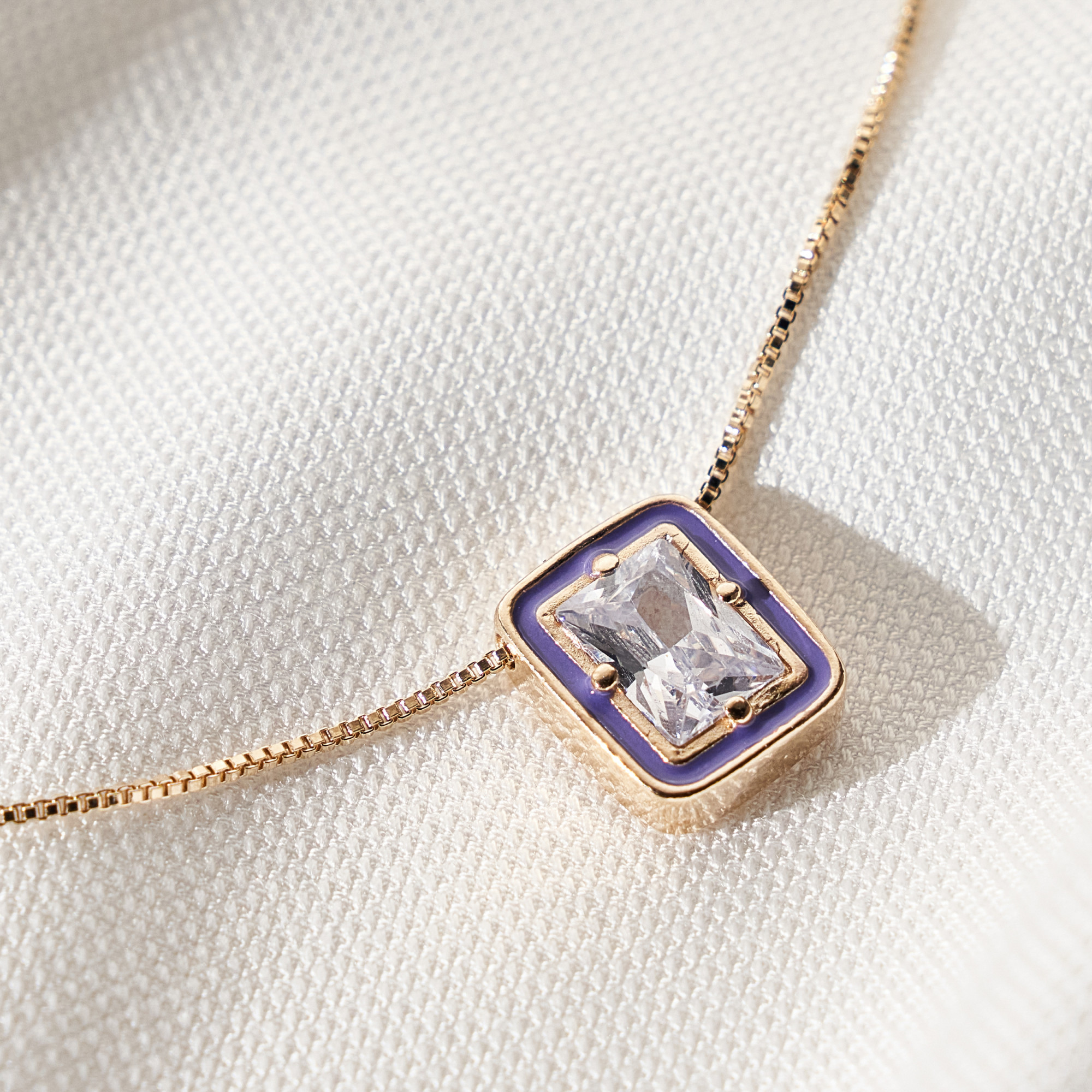 Colar May Resina Violeta Banho Ouro 18k