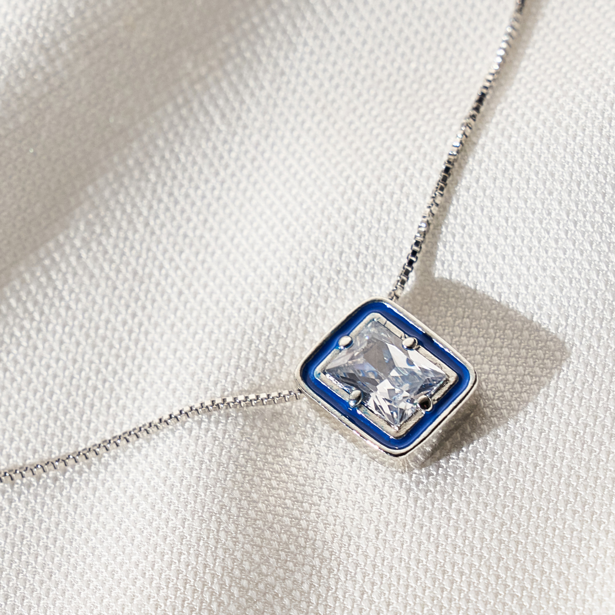 Colar May Resina Azul Banho Ródio Branco