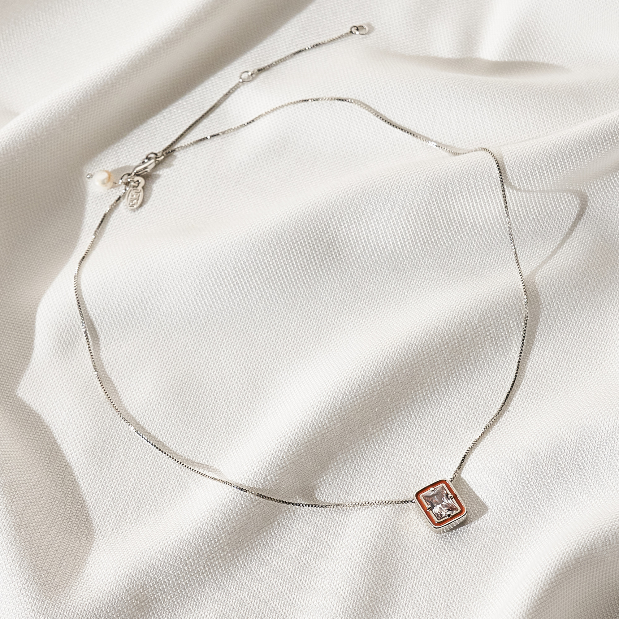 Colar May Resina Laranja Banho Ródio Branco