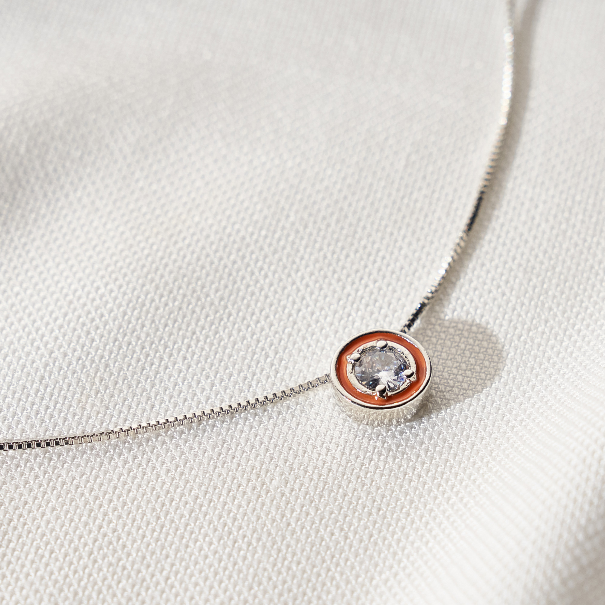 Colar Lici Resina Laranja Banho Ródio Branco