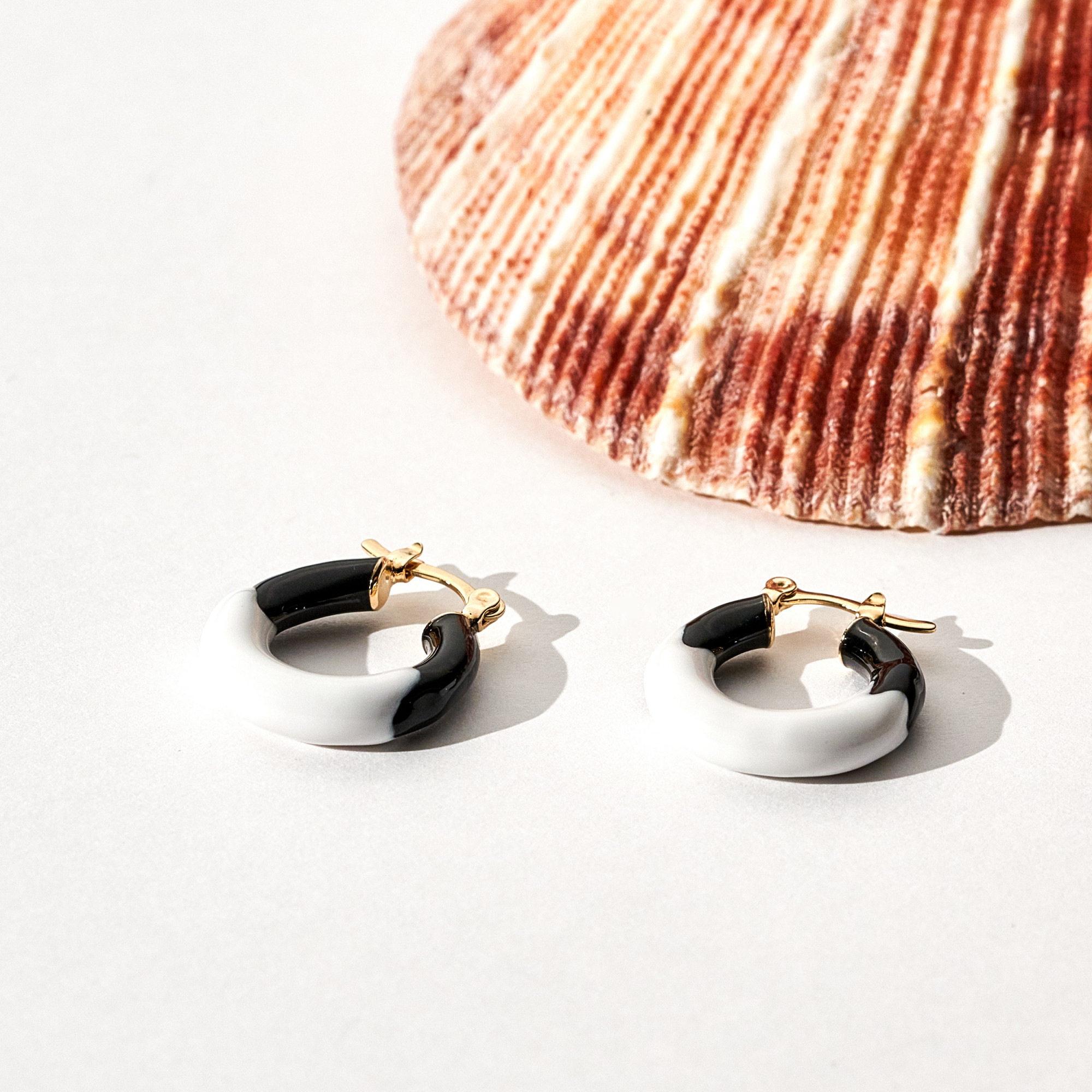 Brinco Lilite Resina Preta e Branca Banho Ouro 18k