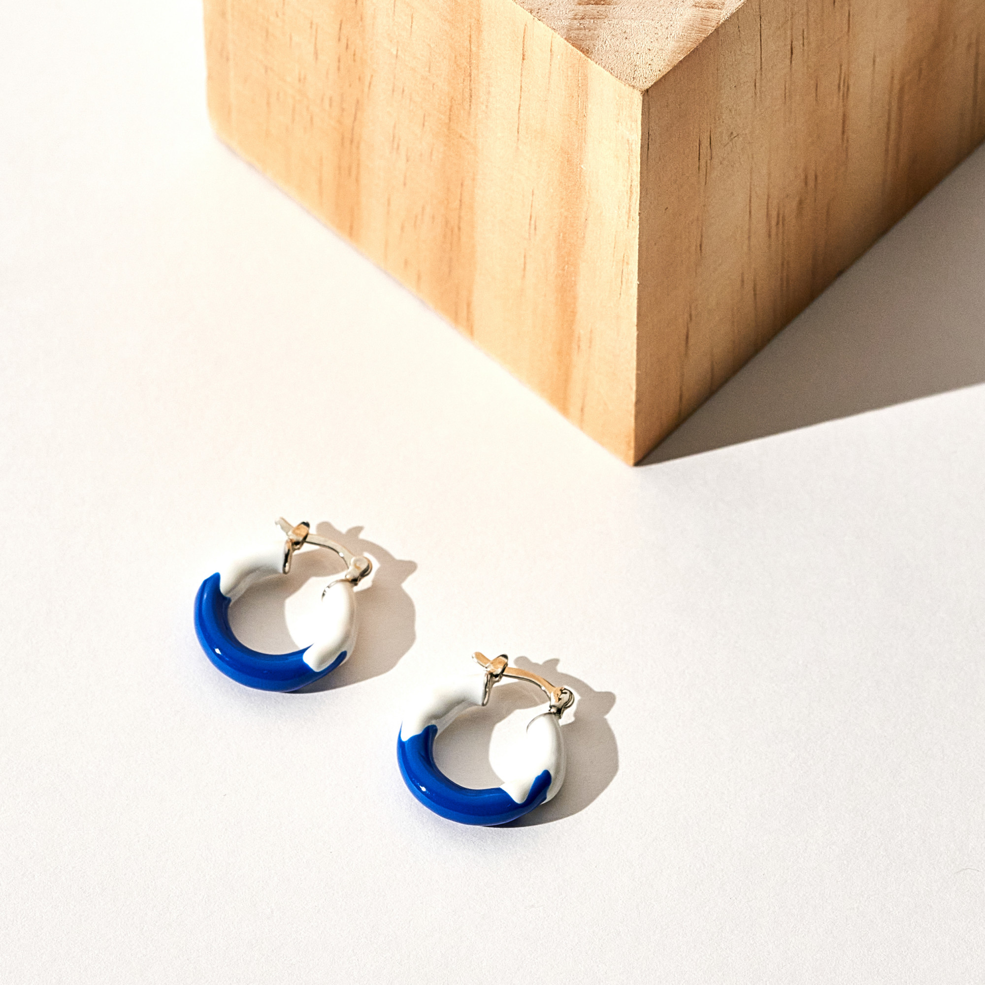 Brinco Lilite Resina Branca e Azul Banho Ródio Branco