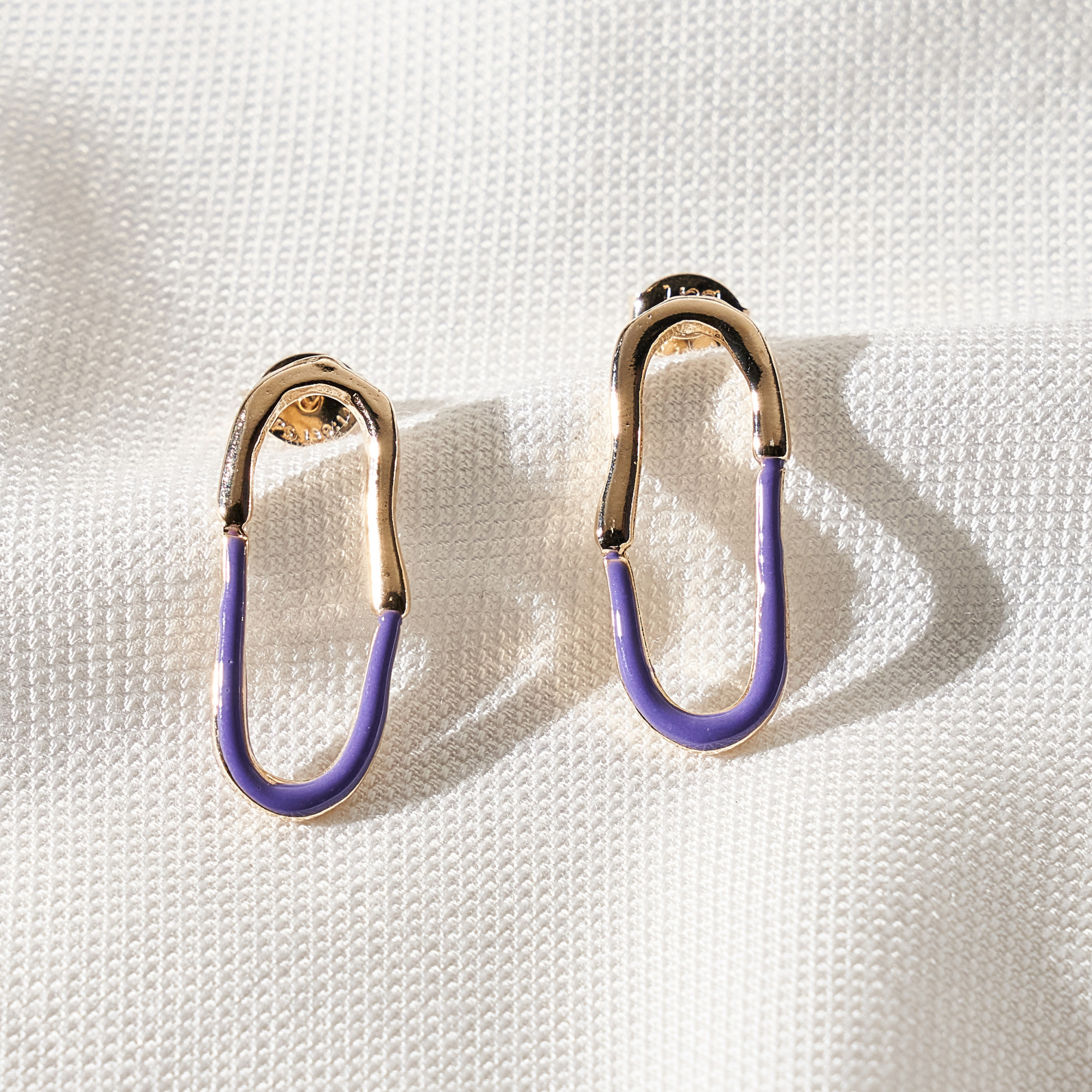 Brinco Joice Resina Violeta Banho Ouro 18k