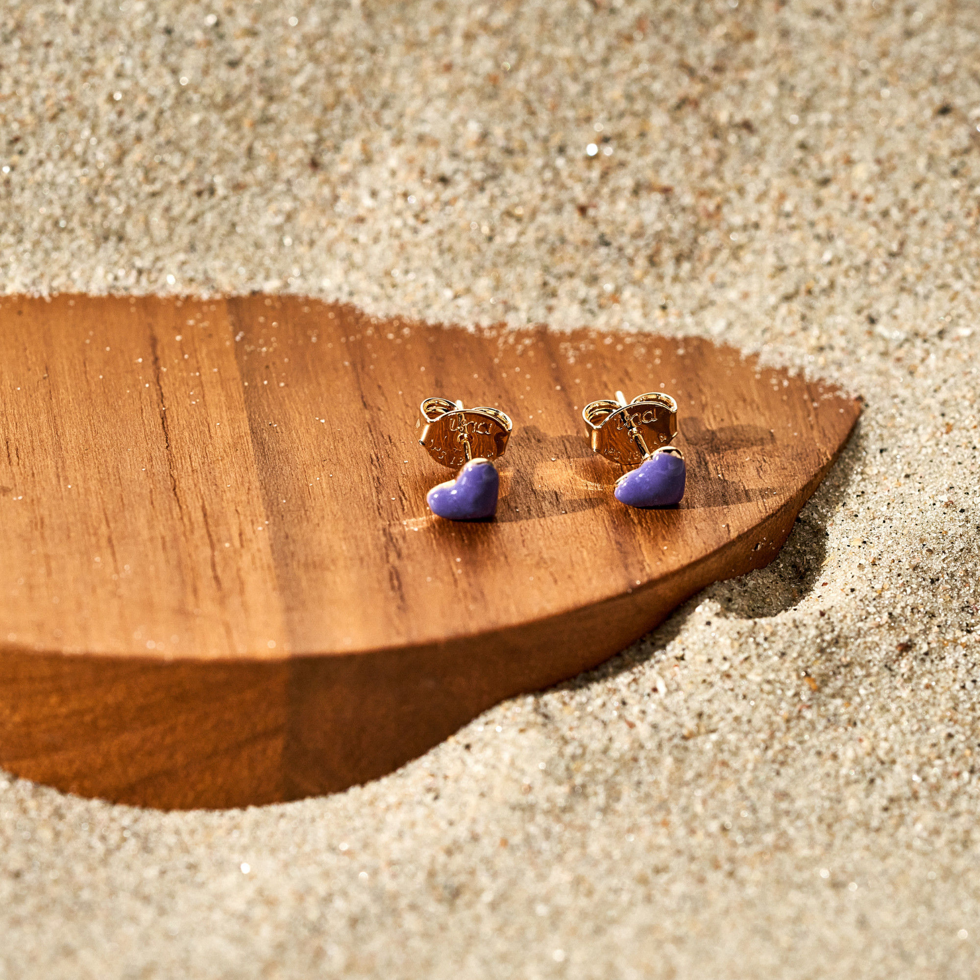 Brinco Caia Resina Violeta Banho Ouro 18k