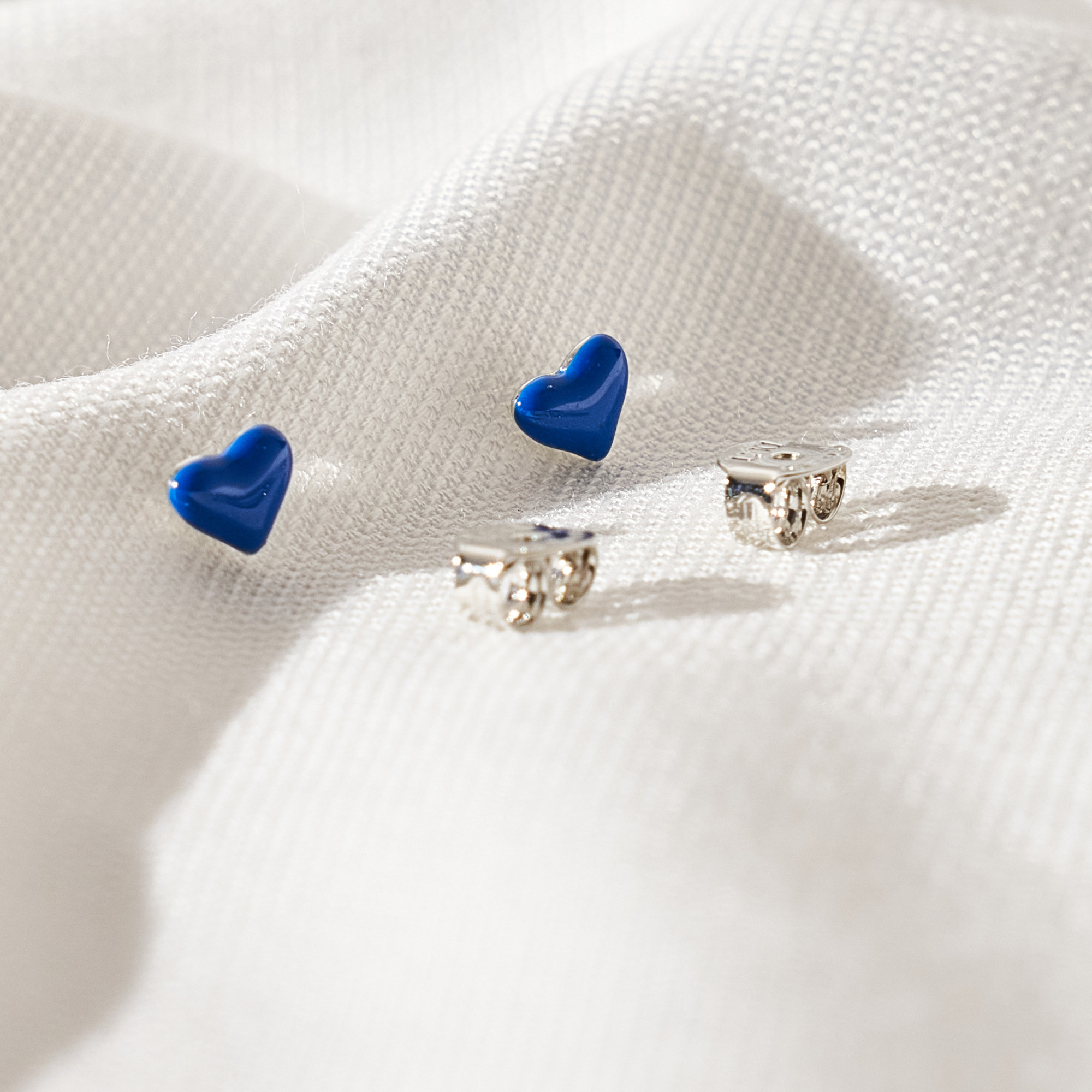 Brinco Caia Resina Azul Banho Ródio Branco