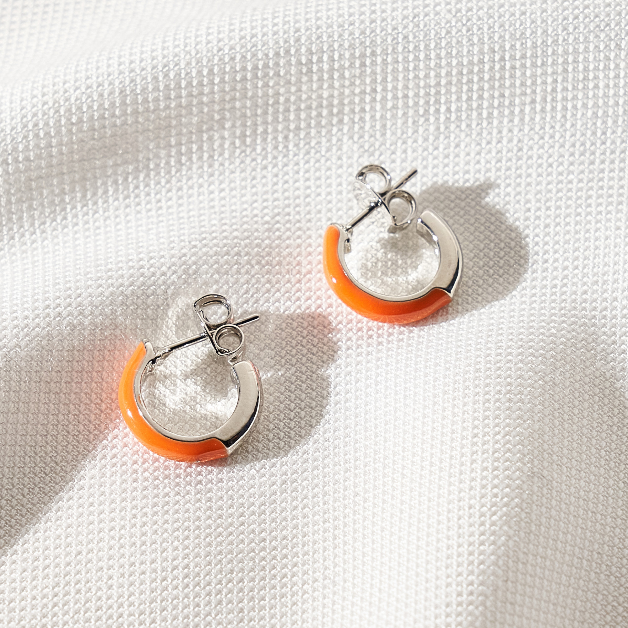 Brinco Faustina Resina Laranja Banho Ródio Branco