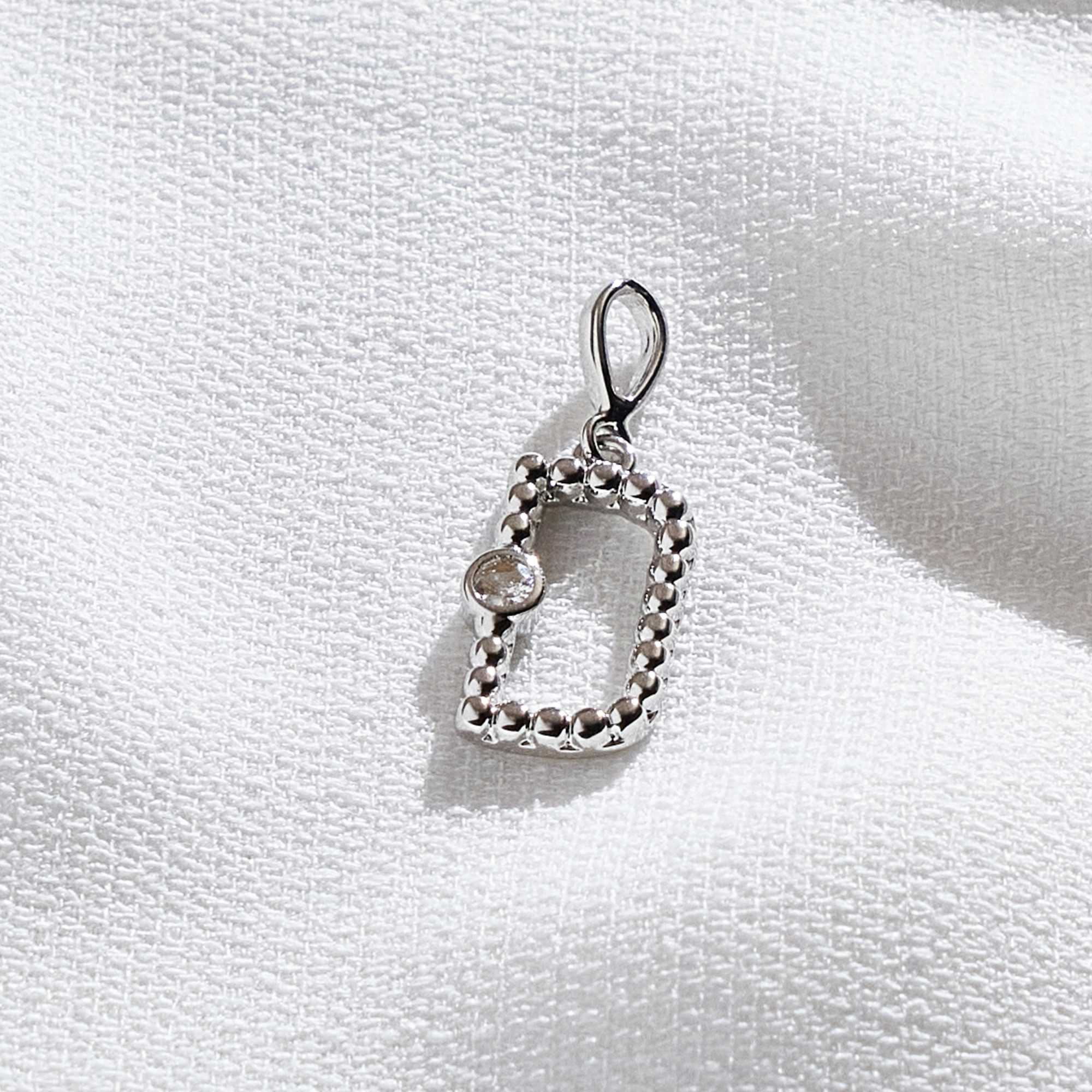 Pingente Dasha D Banho Ródio Branco