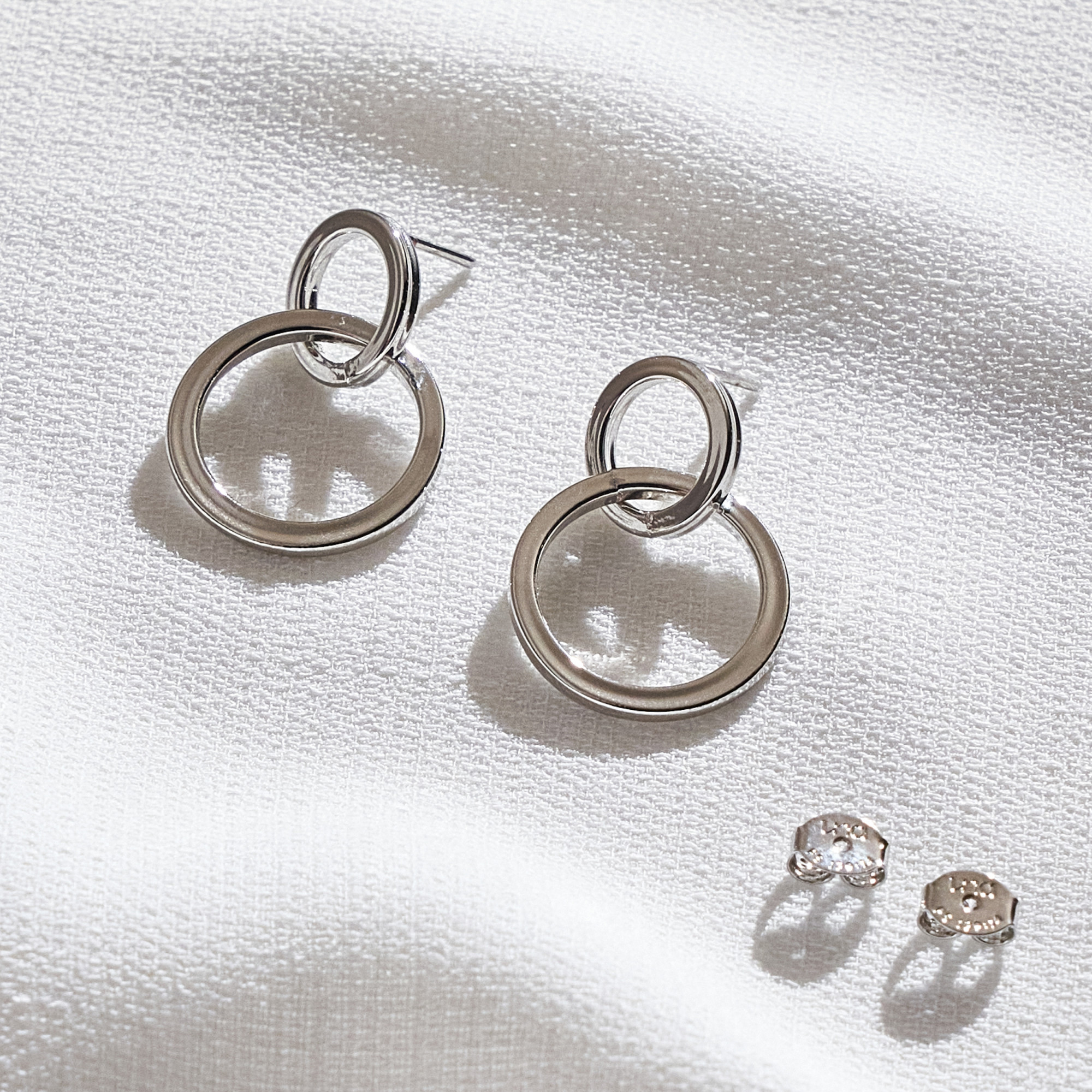 Brinco Aldenora Banho Ródio Branco