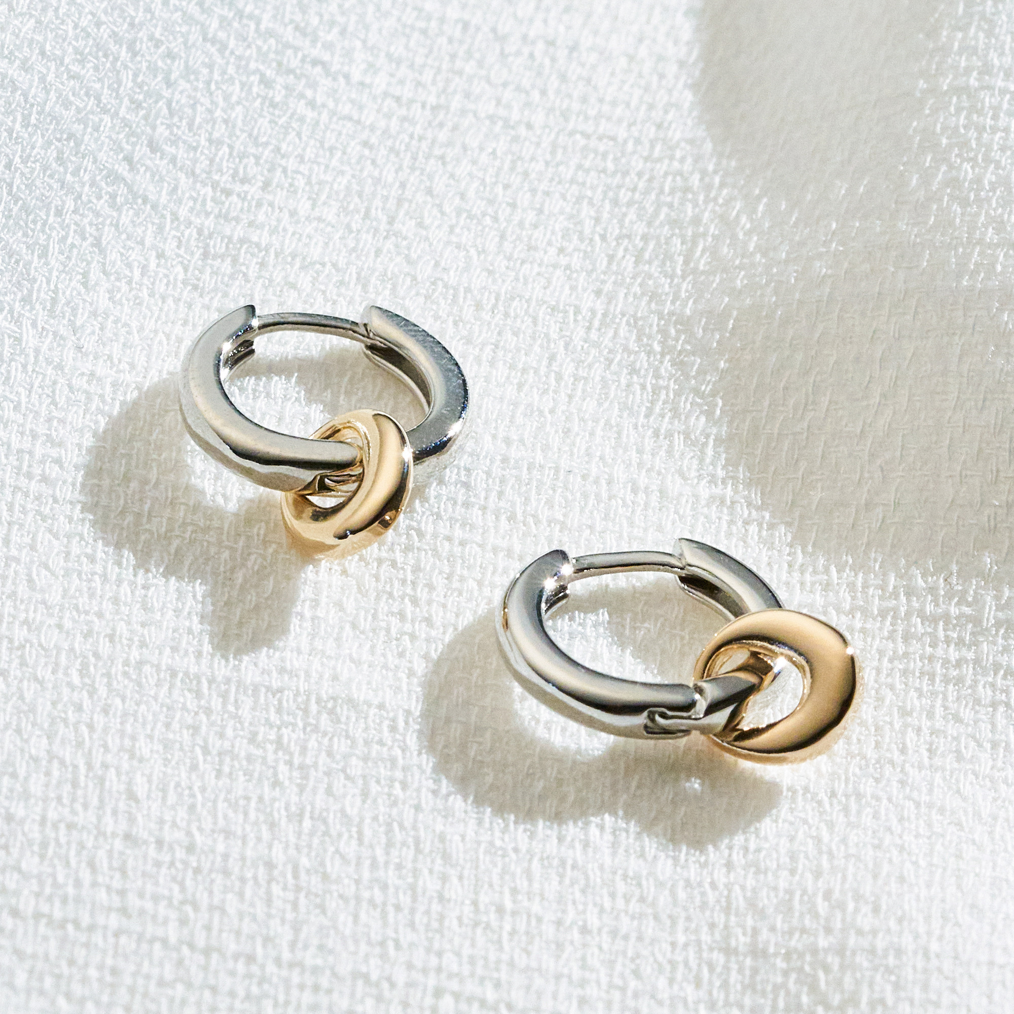 Brinco Lila Banho Ouro 18k e Ródio Branco