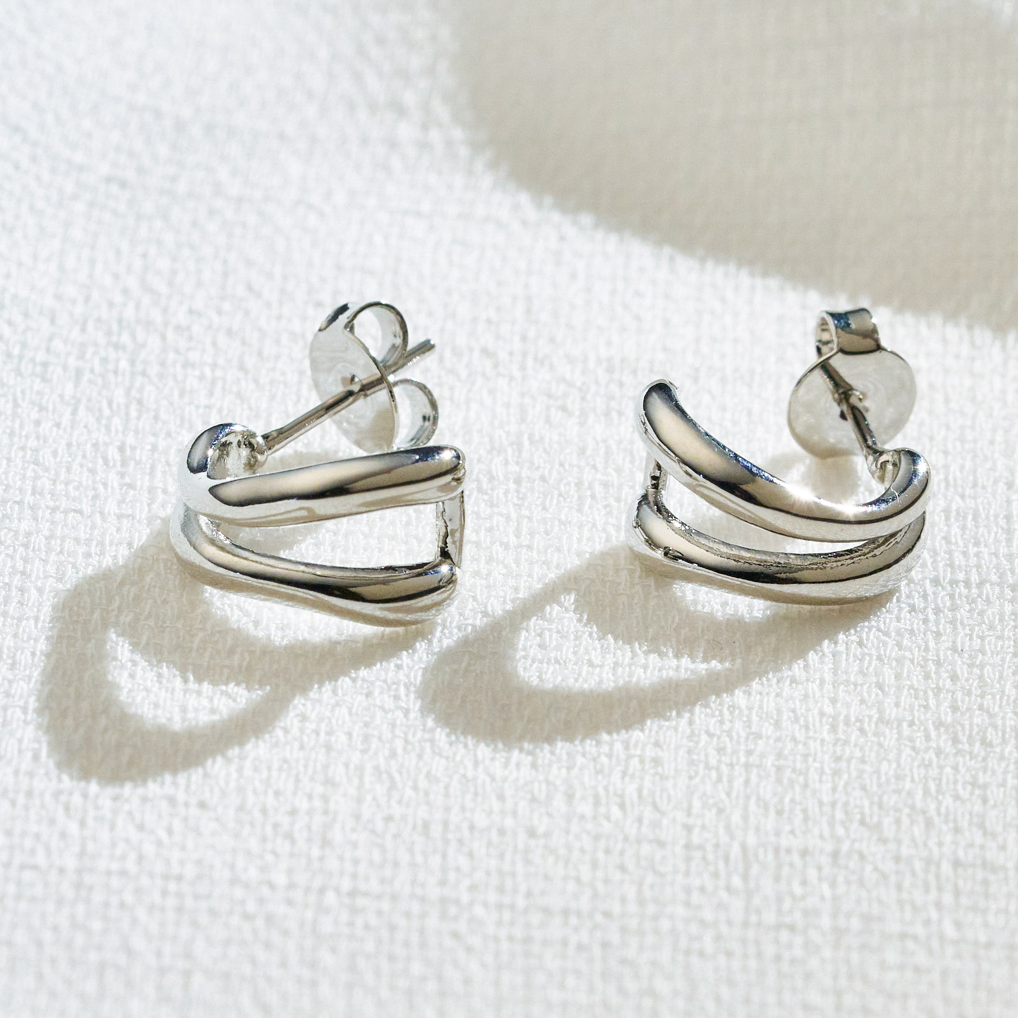 Brinco Mallory Banho Ródio Branco