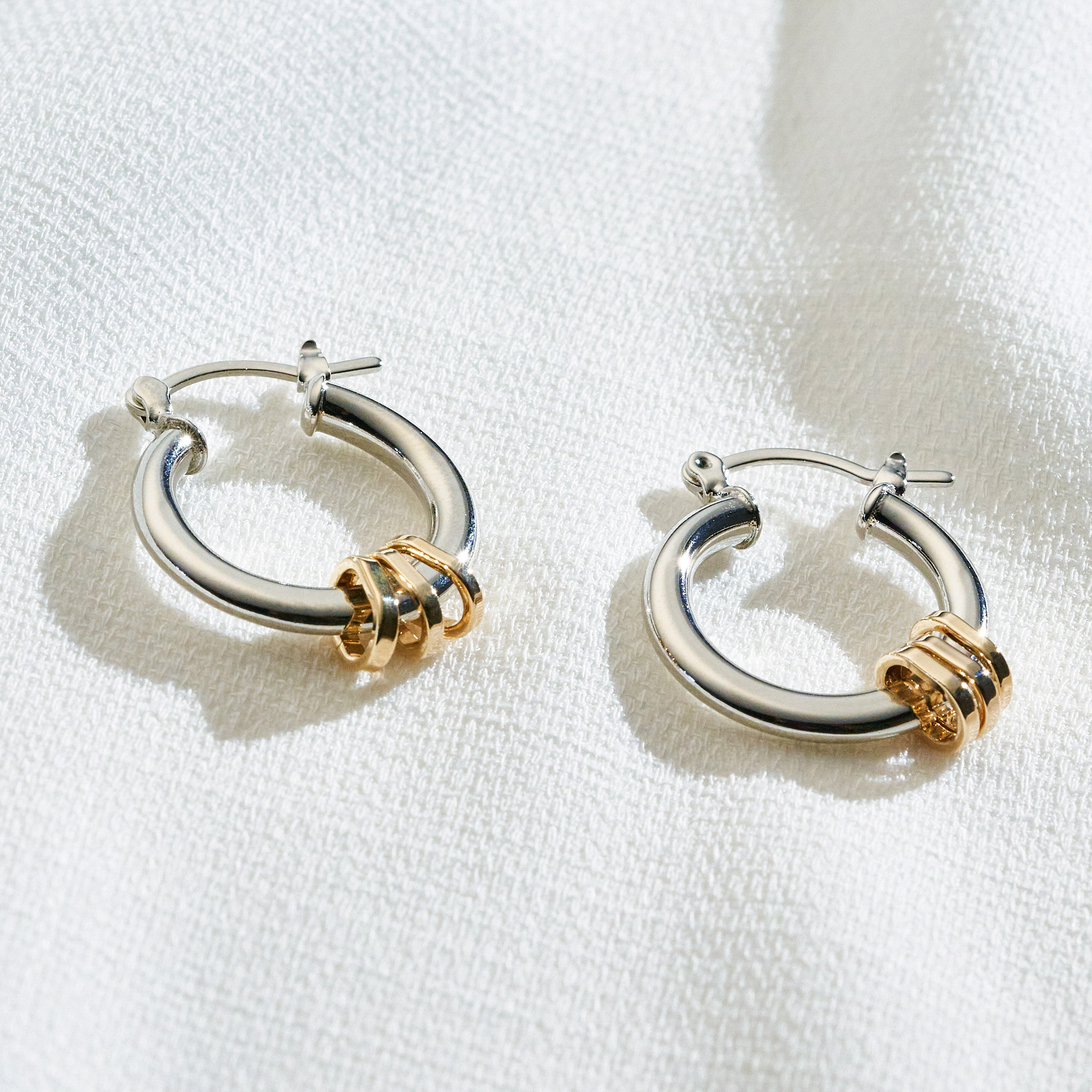 Brinco Leona Banho Ouro 18k e Ródio Branco