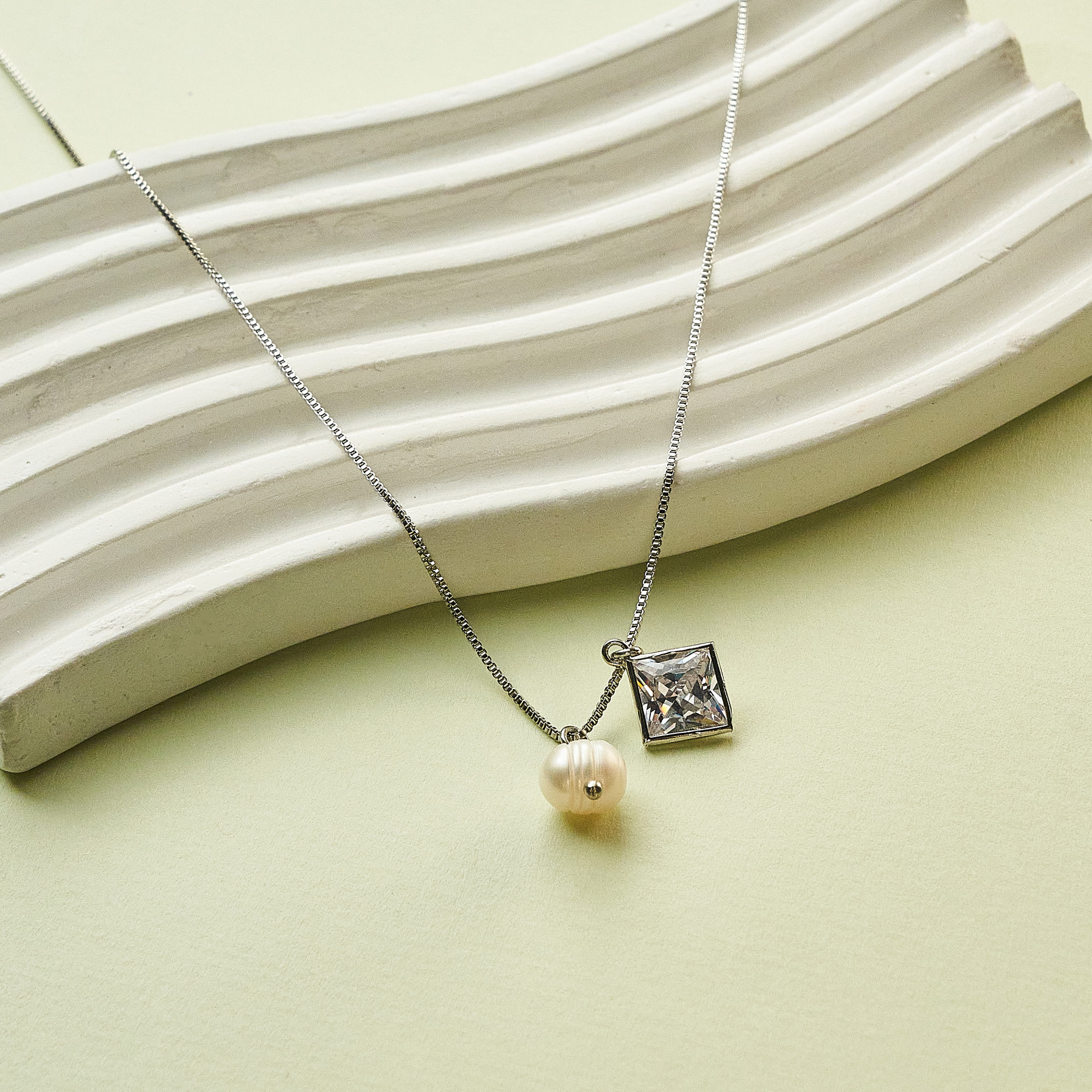 Colar Vera Banho Ródio Branco