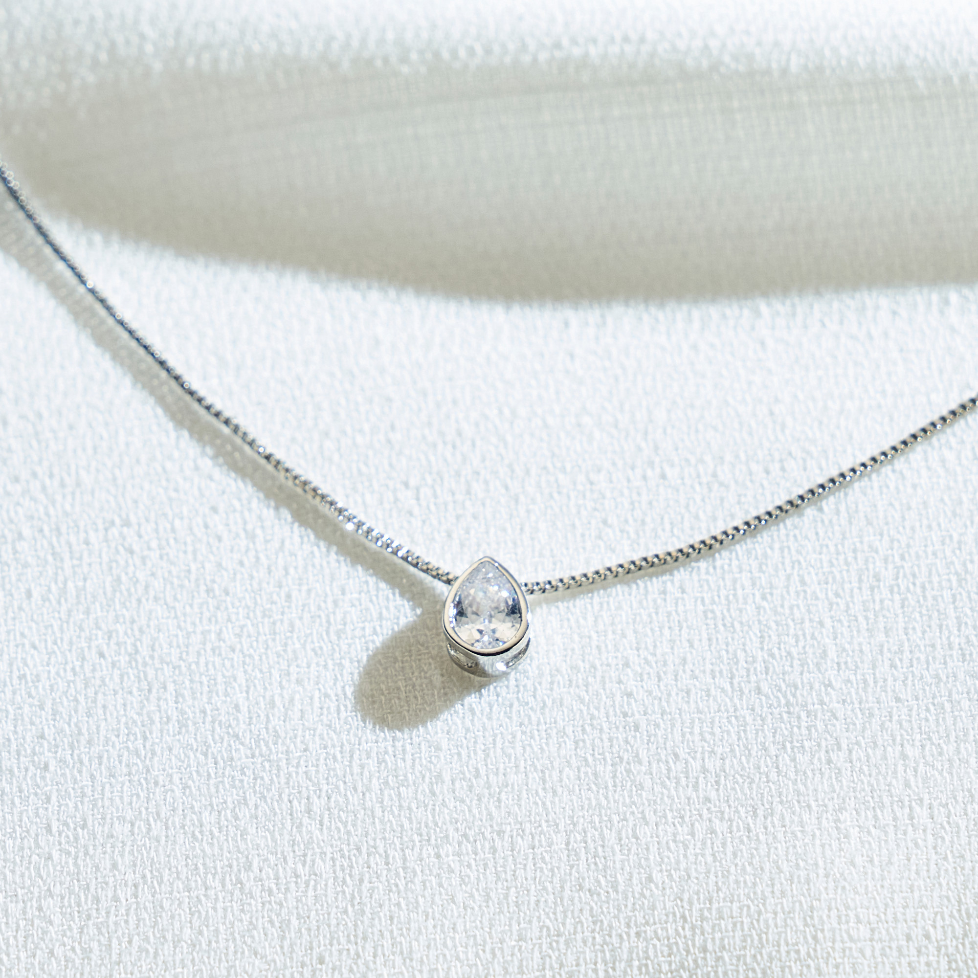 Colar Ari Banho Ródio Branco