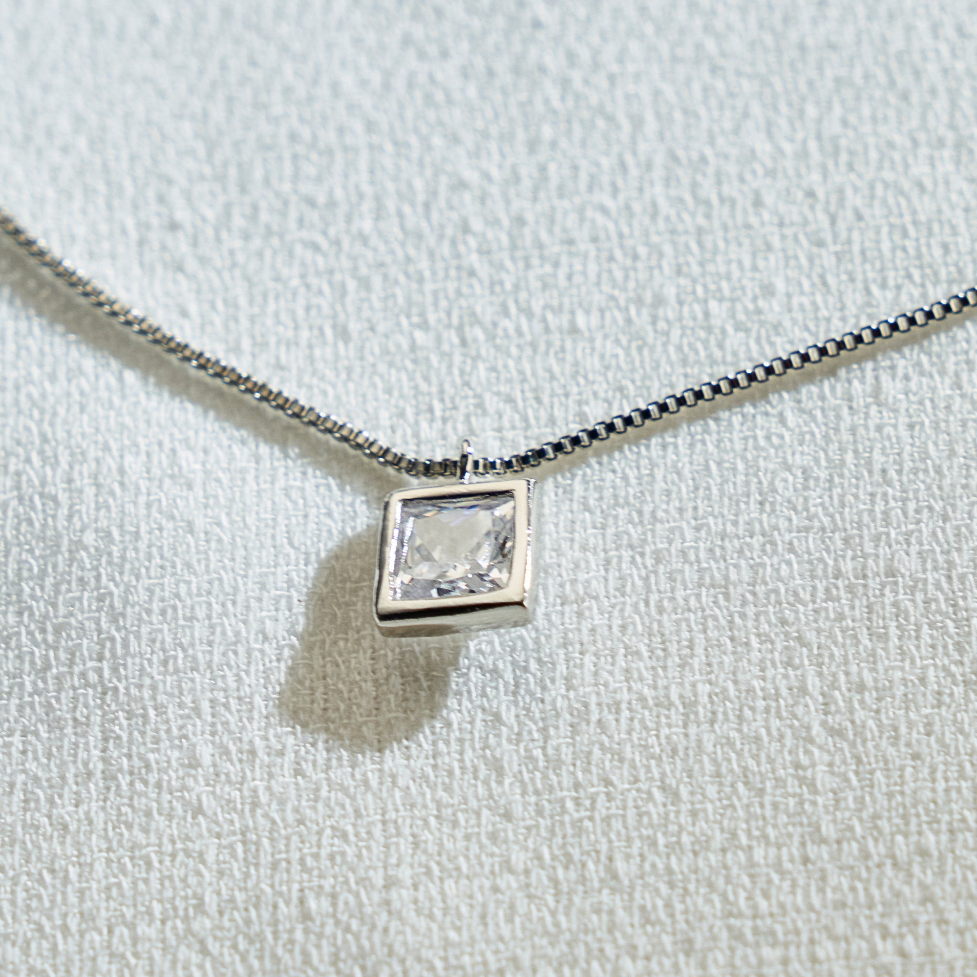 Colar Jimin Banho Ródio Branco