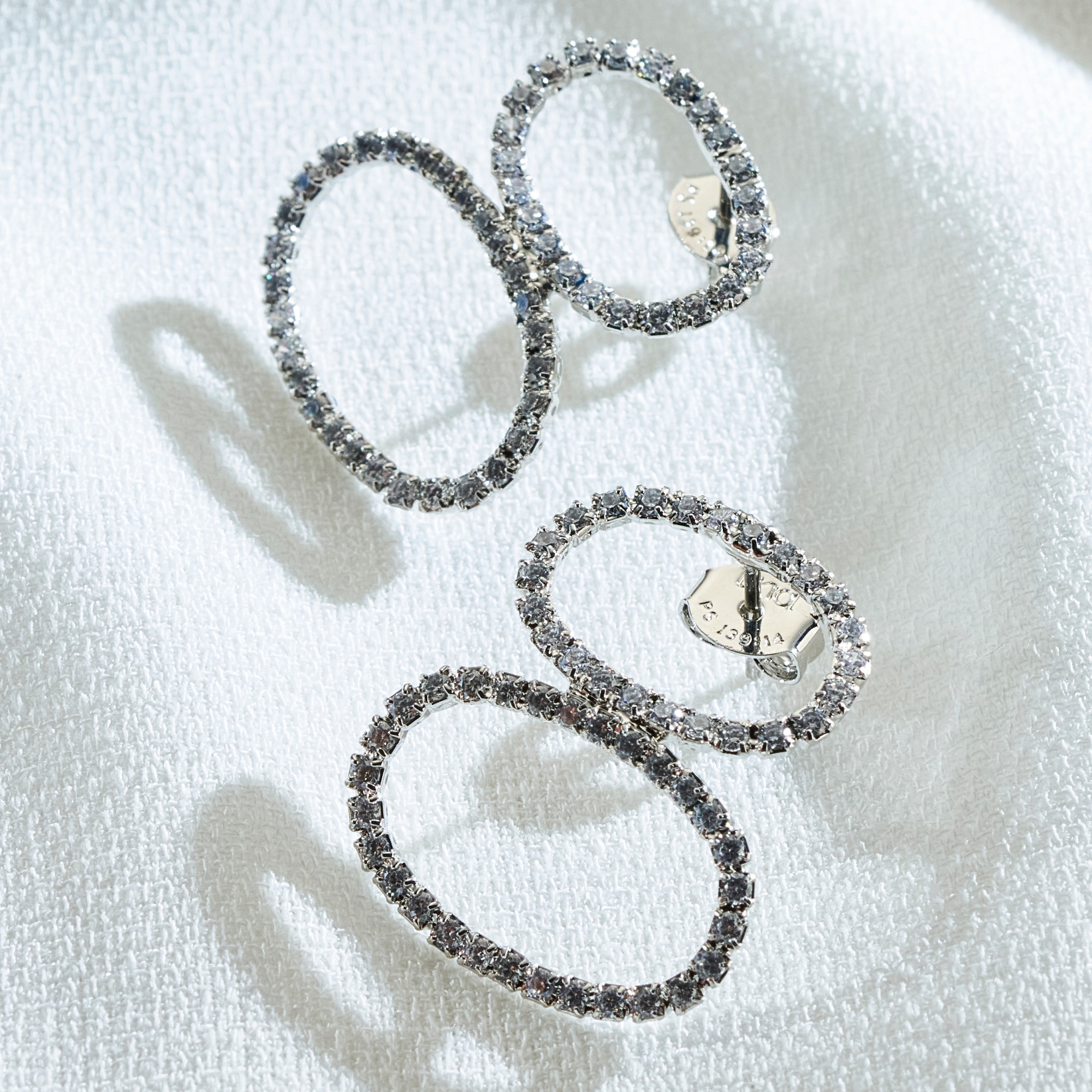 Brinco Kyu Banho Ródio Branco