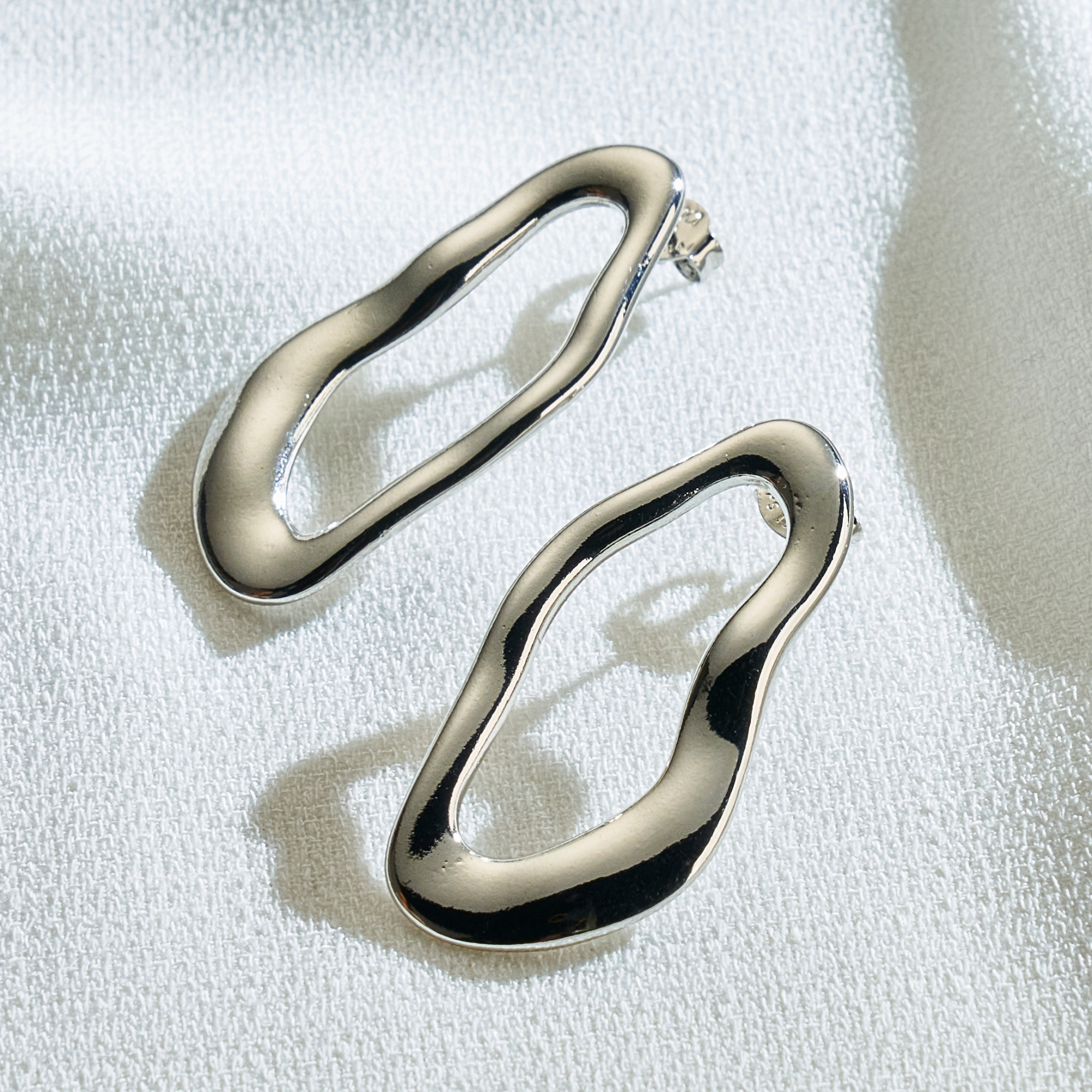 Brinco Yun Banho Ródio Branco