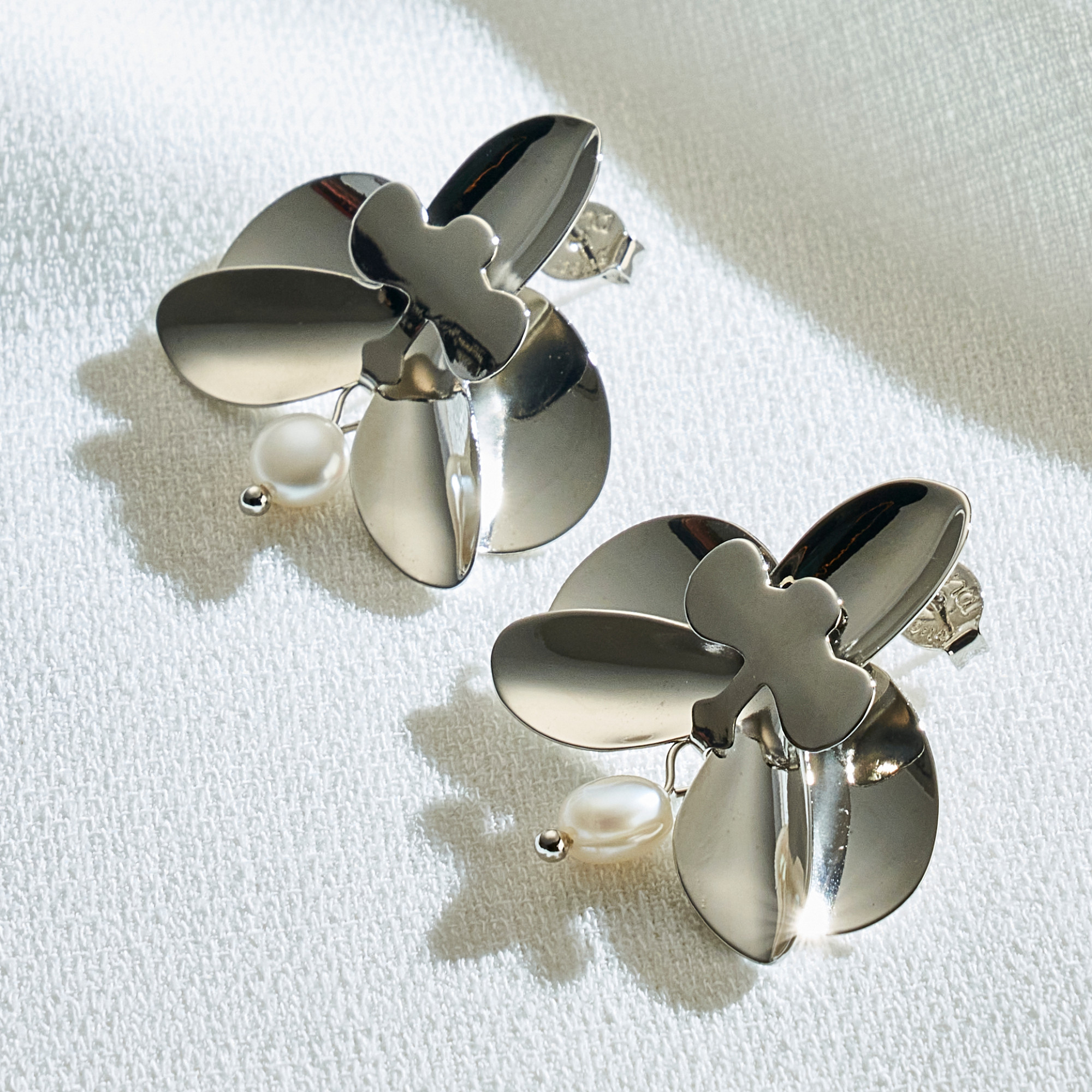 Brinco Yang Banho Ródio Branco