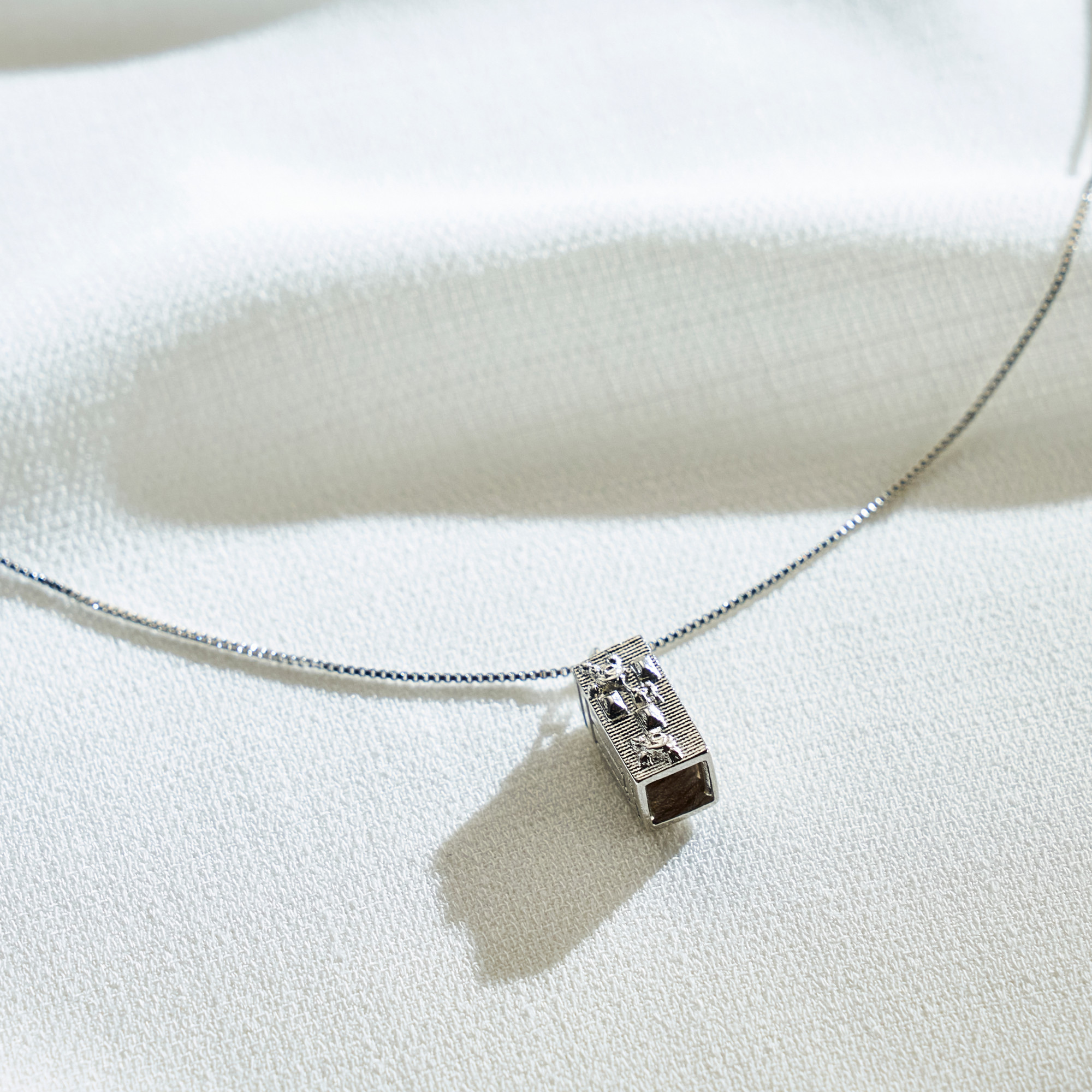 Colar Jinhee Banho Ródio Branco