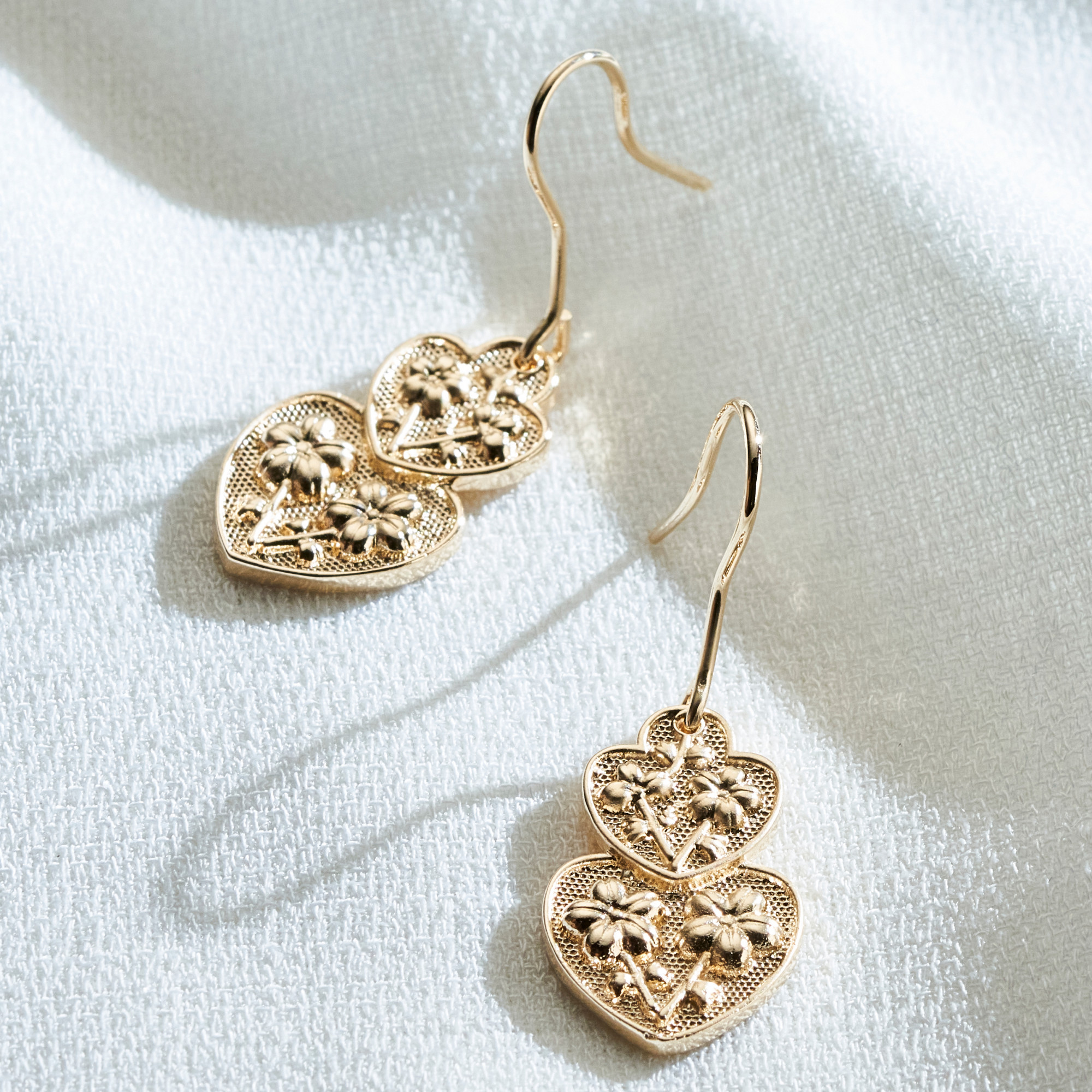 Brinco Hyun Banho Ouro 18k