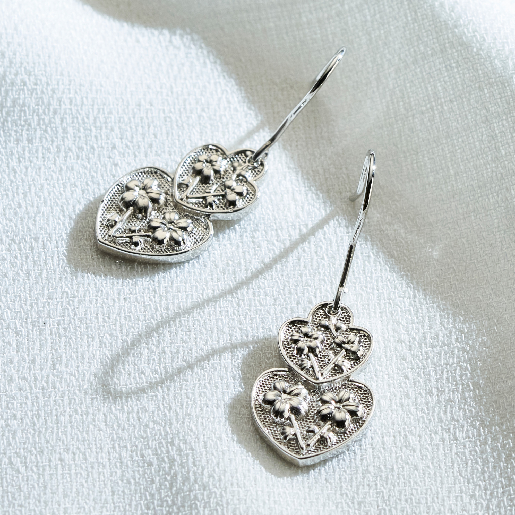 Brinco Hyun Banho Ródio Branco