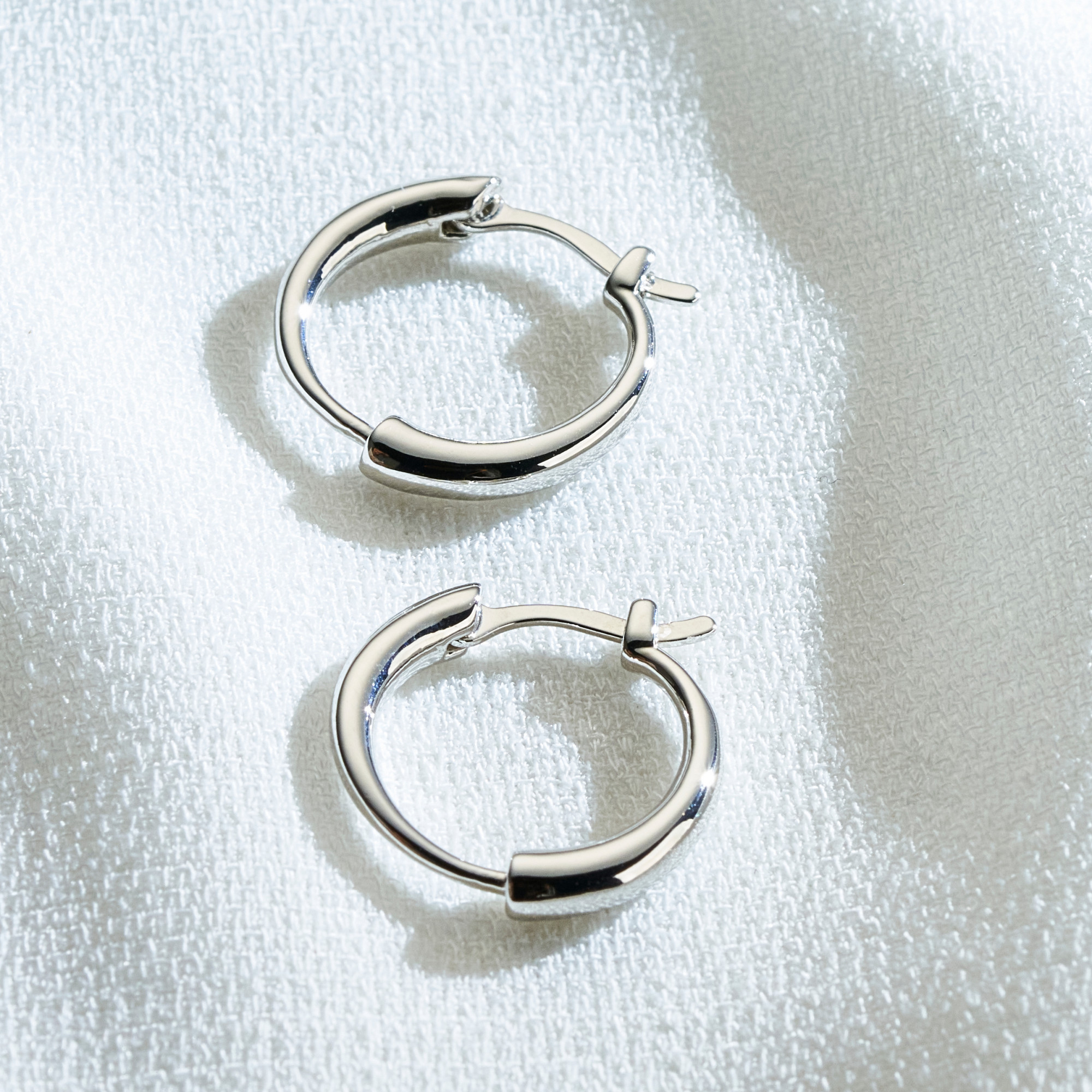 Brinco Woong Banho Ródio Branco