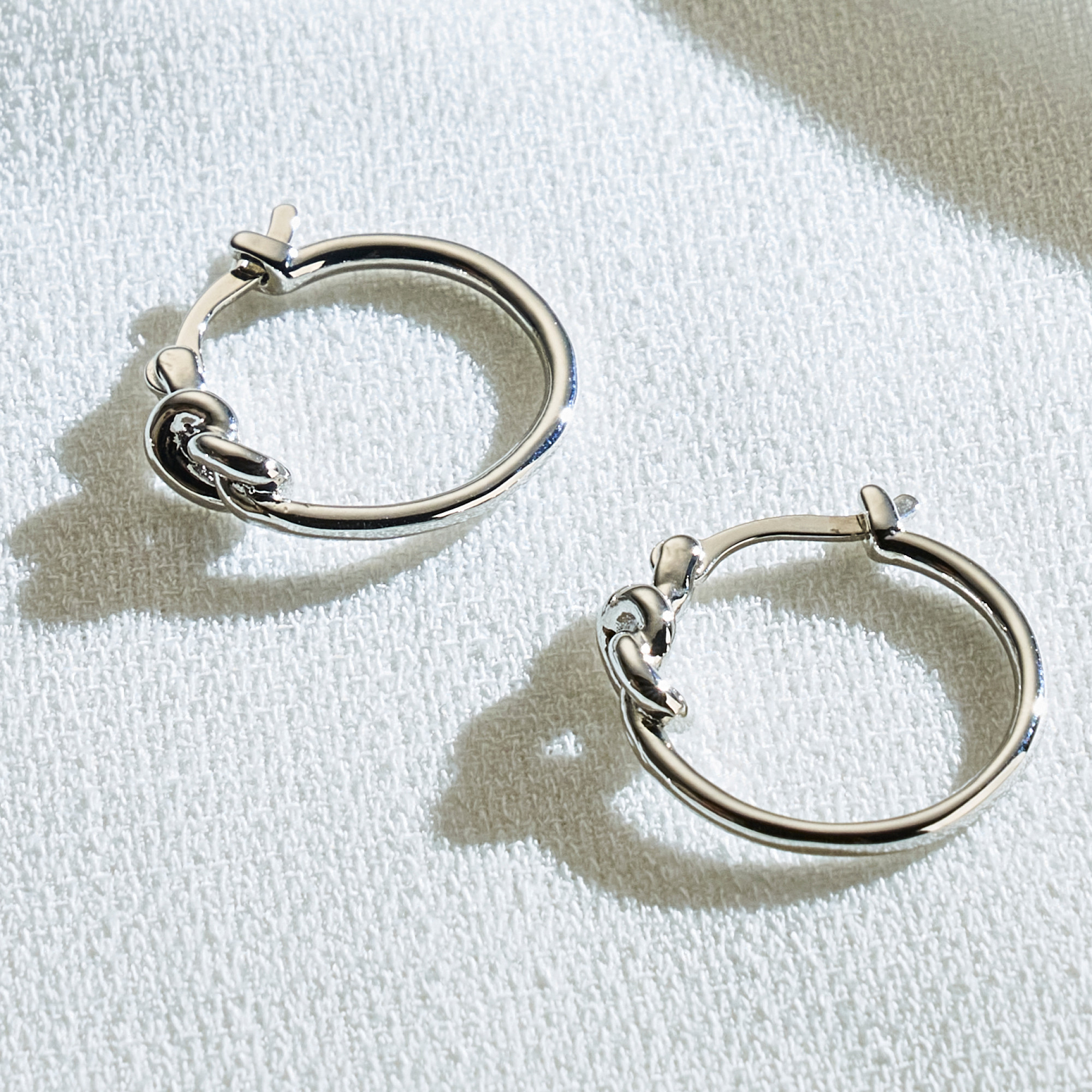 Brinco Jee Banho Ródio Branco