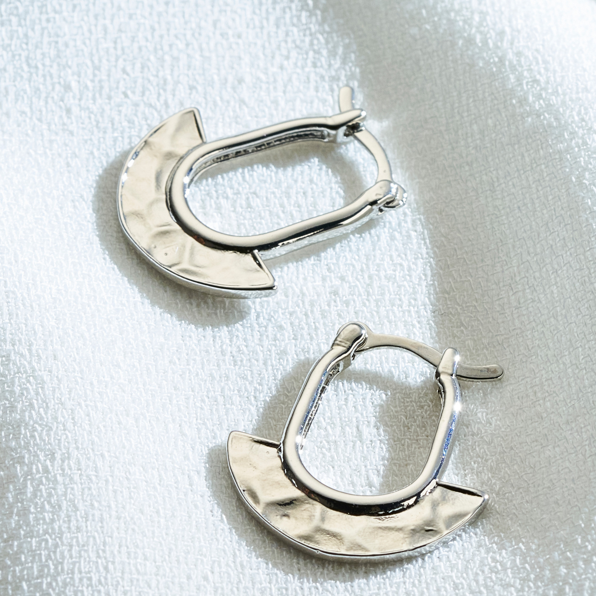 Brinco Hyeri Banho Ródio Branco