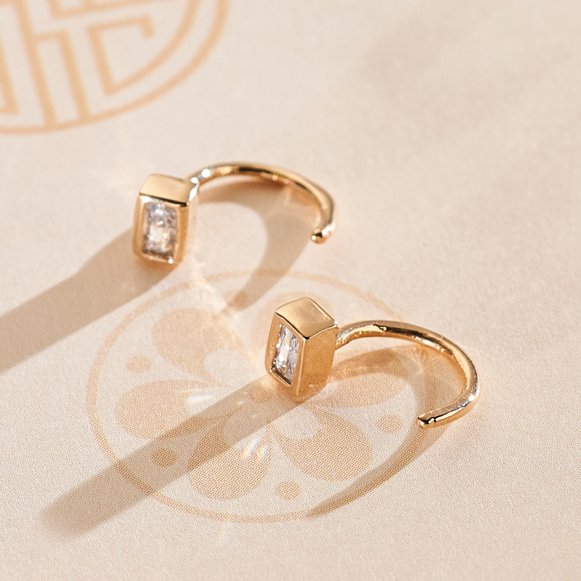 Brinco Yujin Banho Ouro 18k