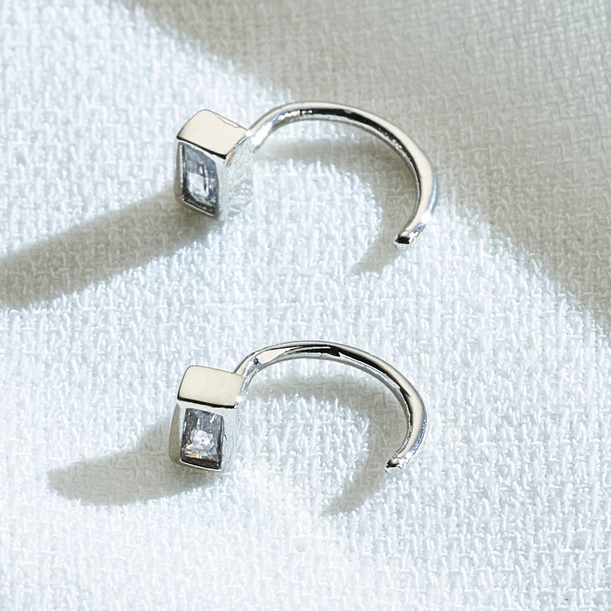 Brinco Yujin Banho Ródio Branco