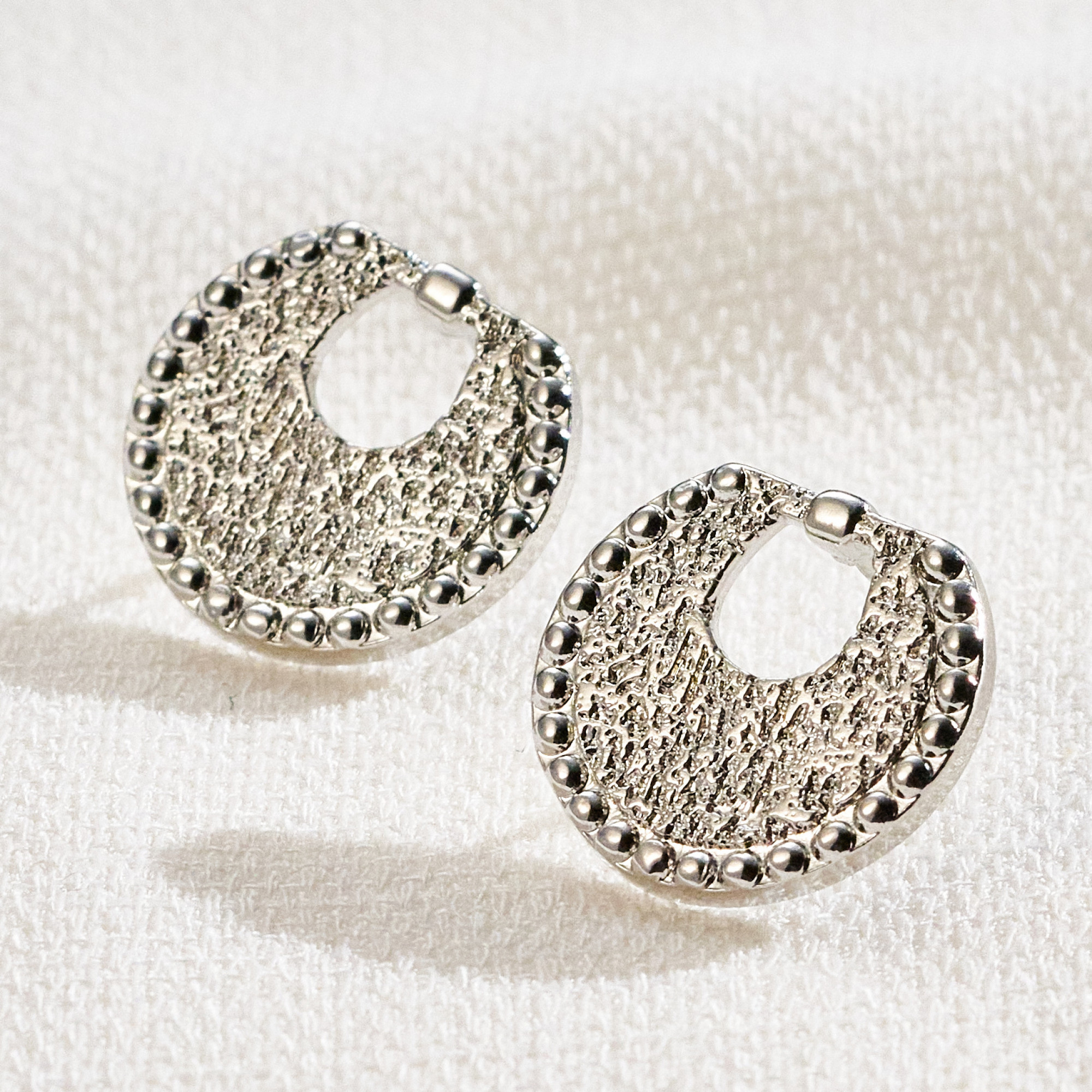 Brinco Rosário Banho Ródio Branco